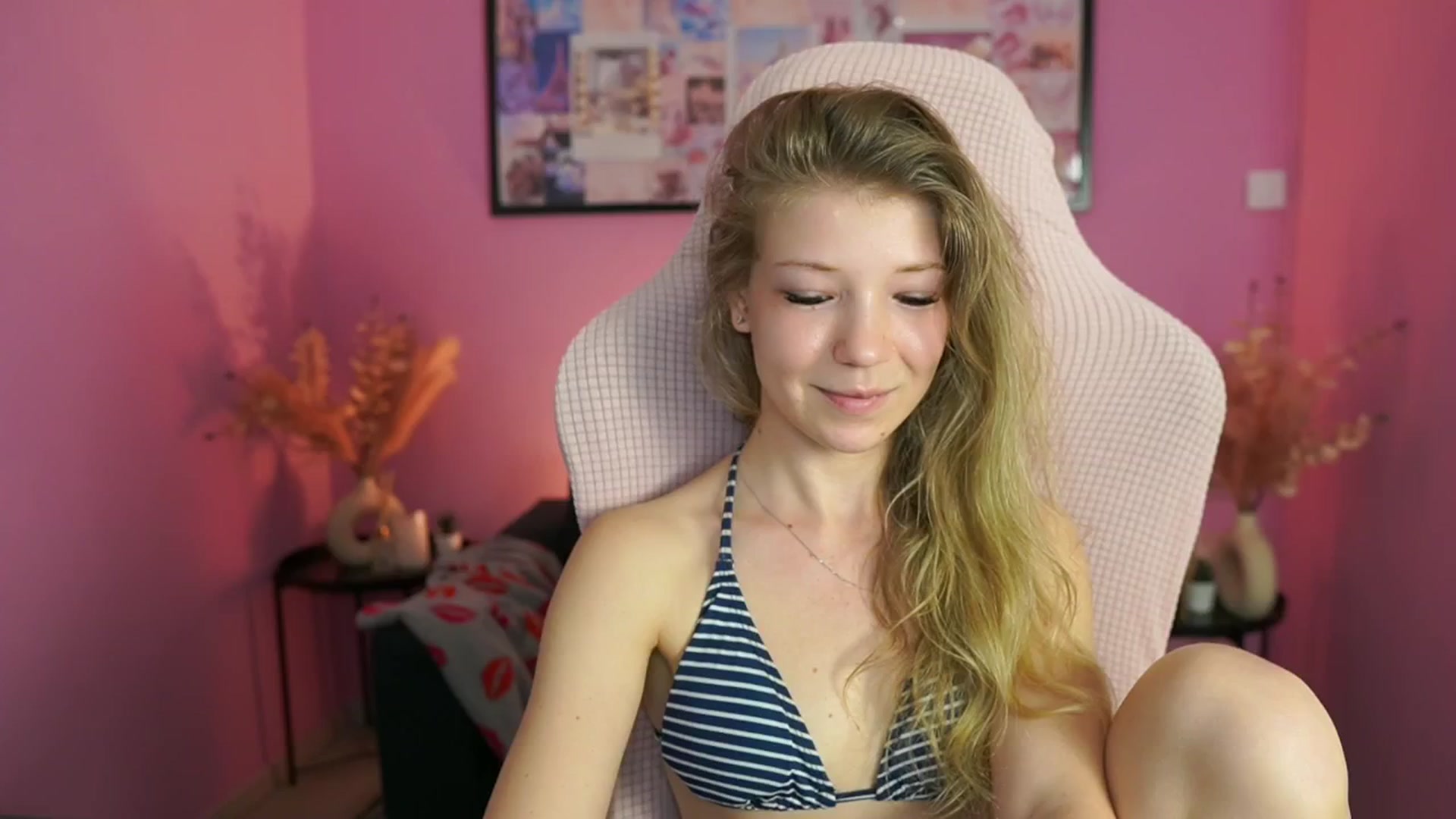 Gallery image thumbnail from Missicute's myfreecams stream on, 04/27/2025, 15:07 image 5 of 20