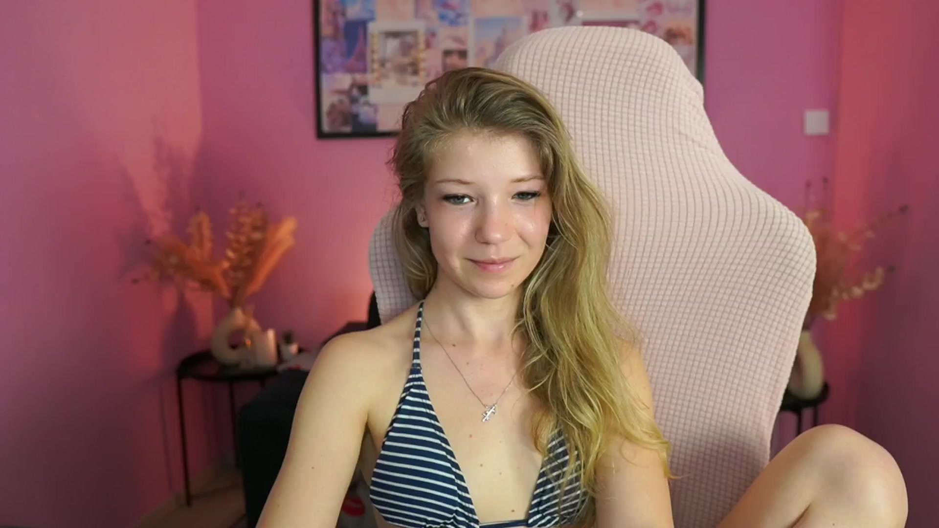 Gallery image thumbnail from Missicute's myfreecams stream on, 04/27/2025, 15:07 image 18 of 20