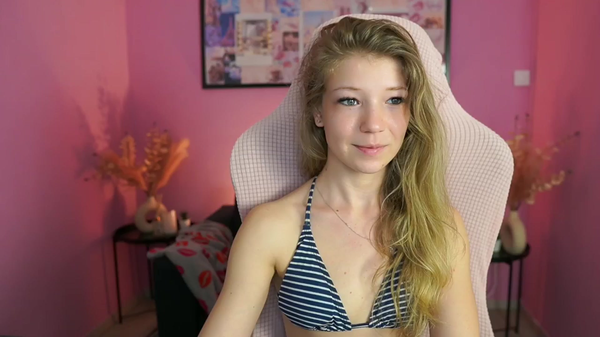 Gallery image thumbnail from Missicute's myfreecams stream on, 04/27/2025, 15:07 image 3 of 20