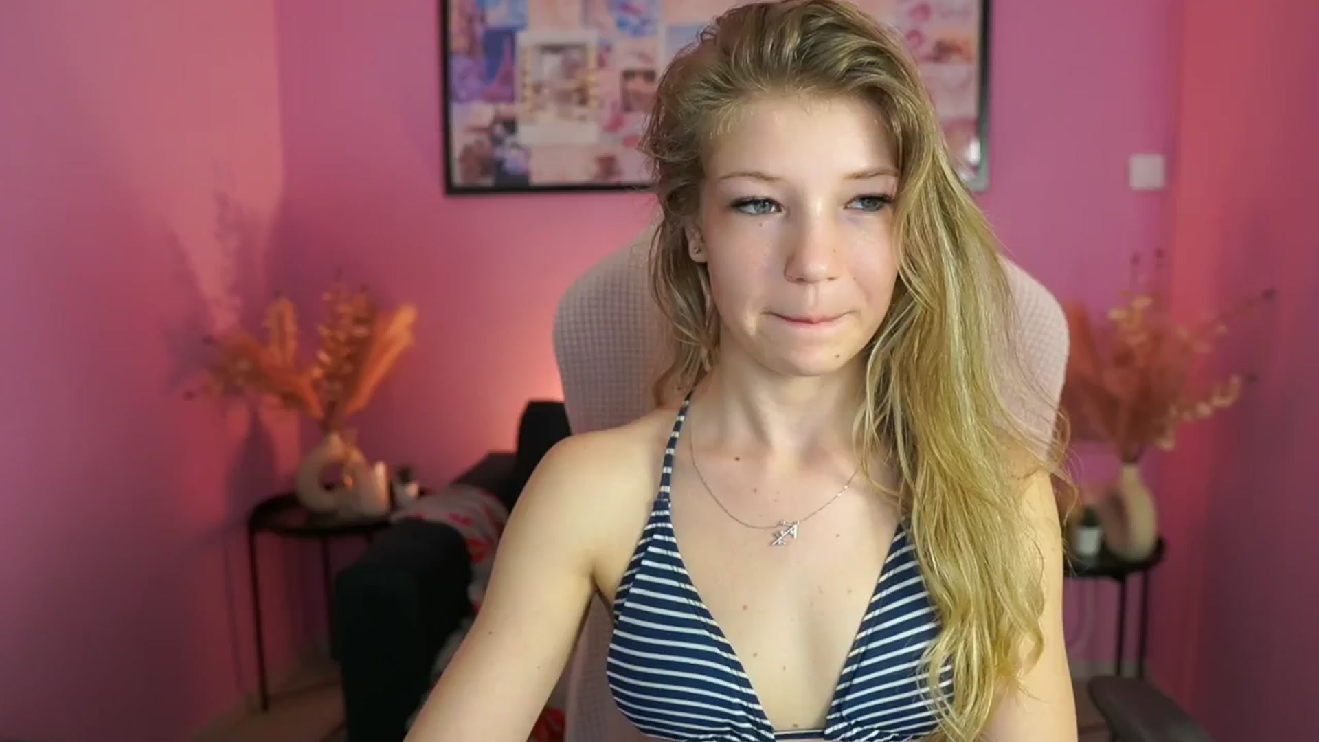 Gallery image thumbnail from Missicute's myfreecams stream on, 04/27/2025, 15:07 image 19 of 20