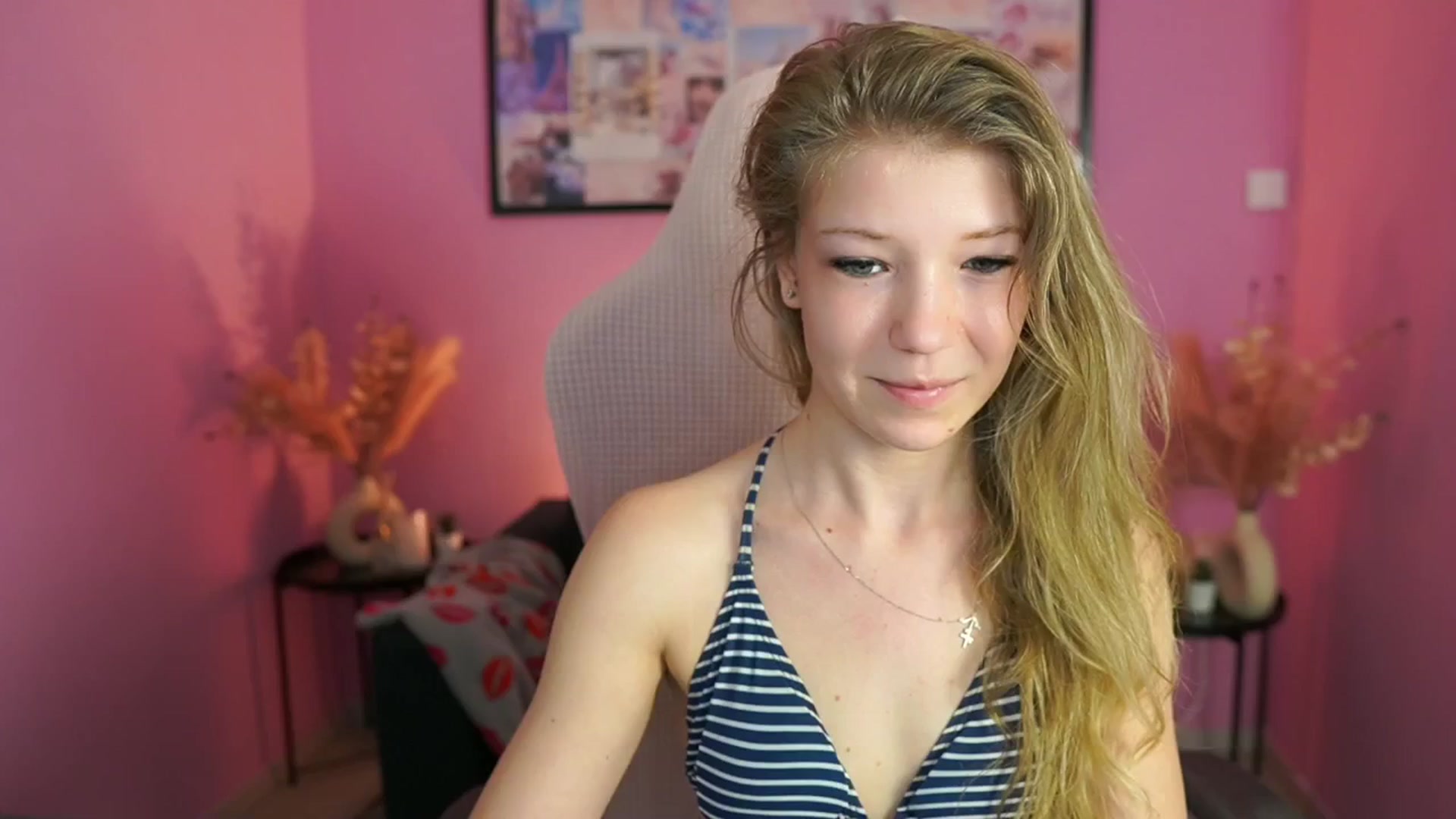 Gallery image thumbnail from Missicute's myfreecams stream on, 04/27/2025, 15:07 image 8 of 20