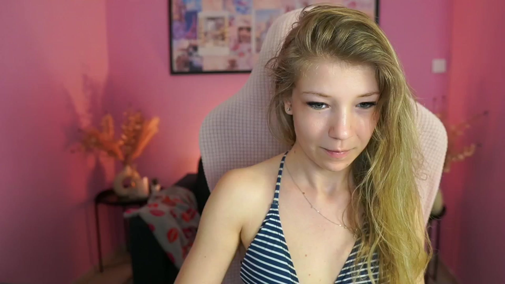 Gallery image thumbnail from Missicute's myfreecams stream on, 04/27/2025, 15:07 image 2 of 20
