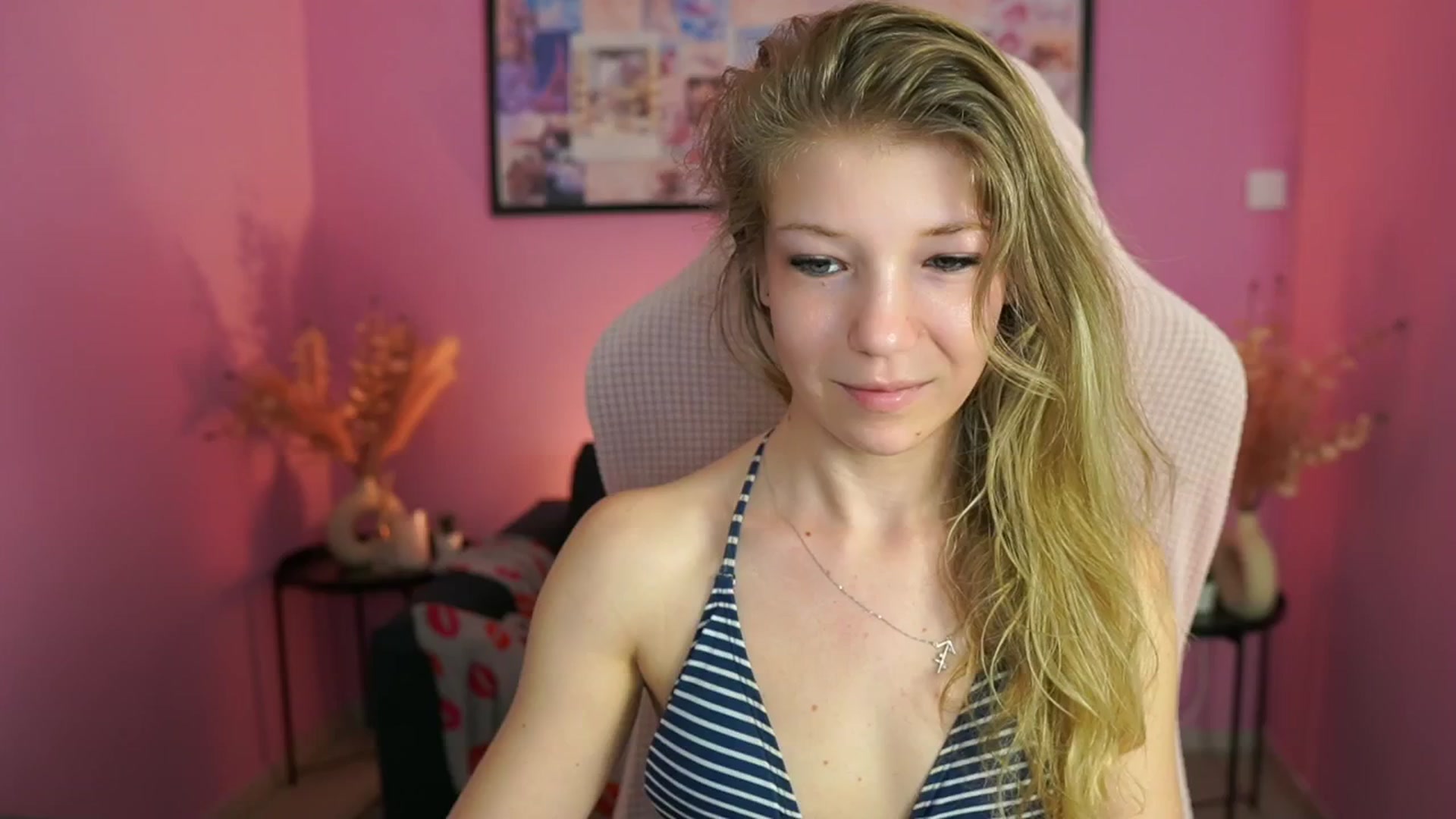 Gallery image thumbnail from Missicute's myfreecams stream on, 04/27/2025, 15:07 image 15 of 20