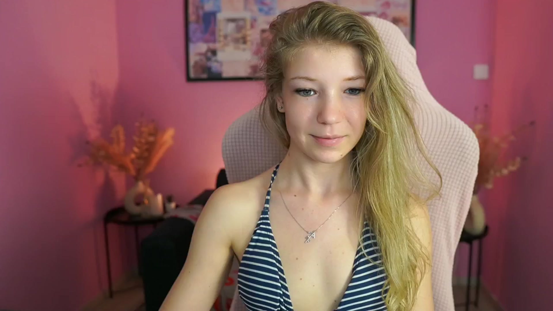 Gallery image thumbnail from Missicute's myfreecams stream on, 04/27/2025, 15:47 image 13 of 20
