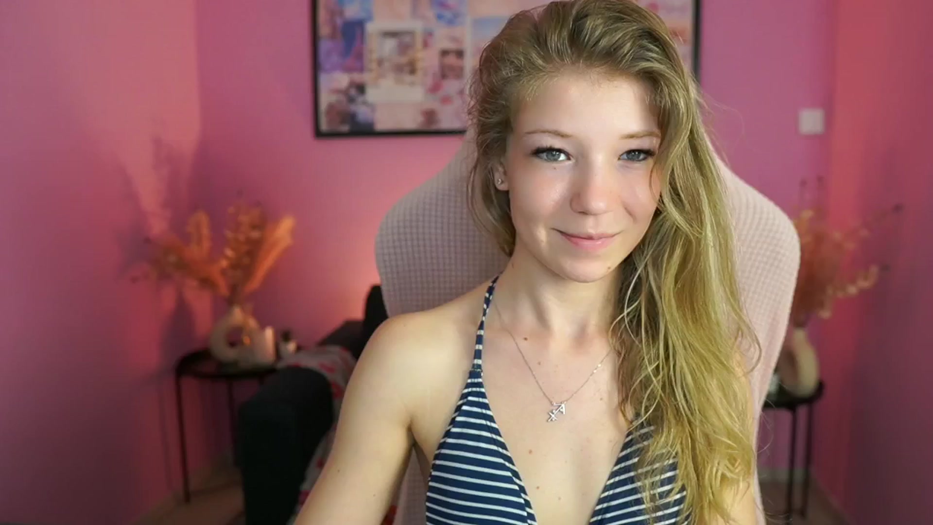 Gallery image thumbnail from Missicute's myfreecams stream on, 04/27/2025, 15:47 image 9 of 20
