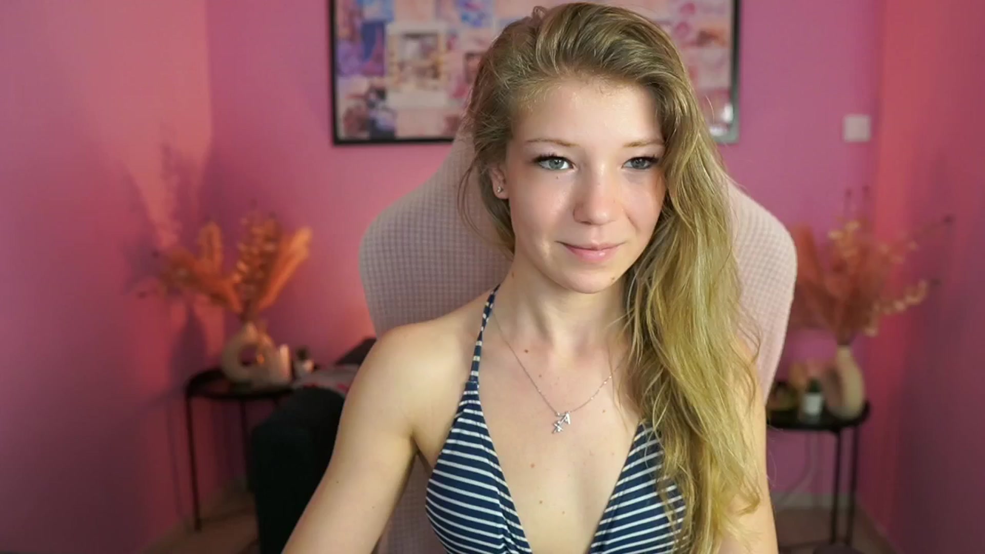 Gallery image thumbnail from Missicute's myfreecams stream on, 04/27/2025, 15:47 image 16 of 20