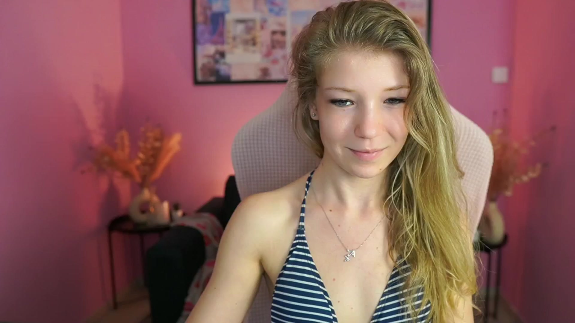 Gallery image thumbnail from Missicute's myfreecams stream on, 04/27/2025, 15:47 image 8 of 20