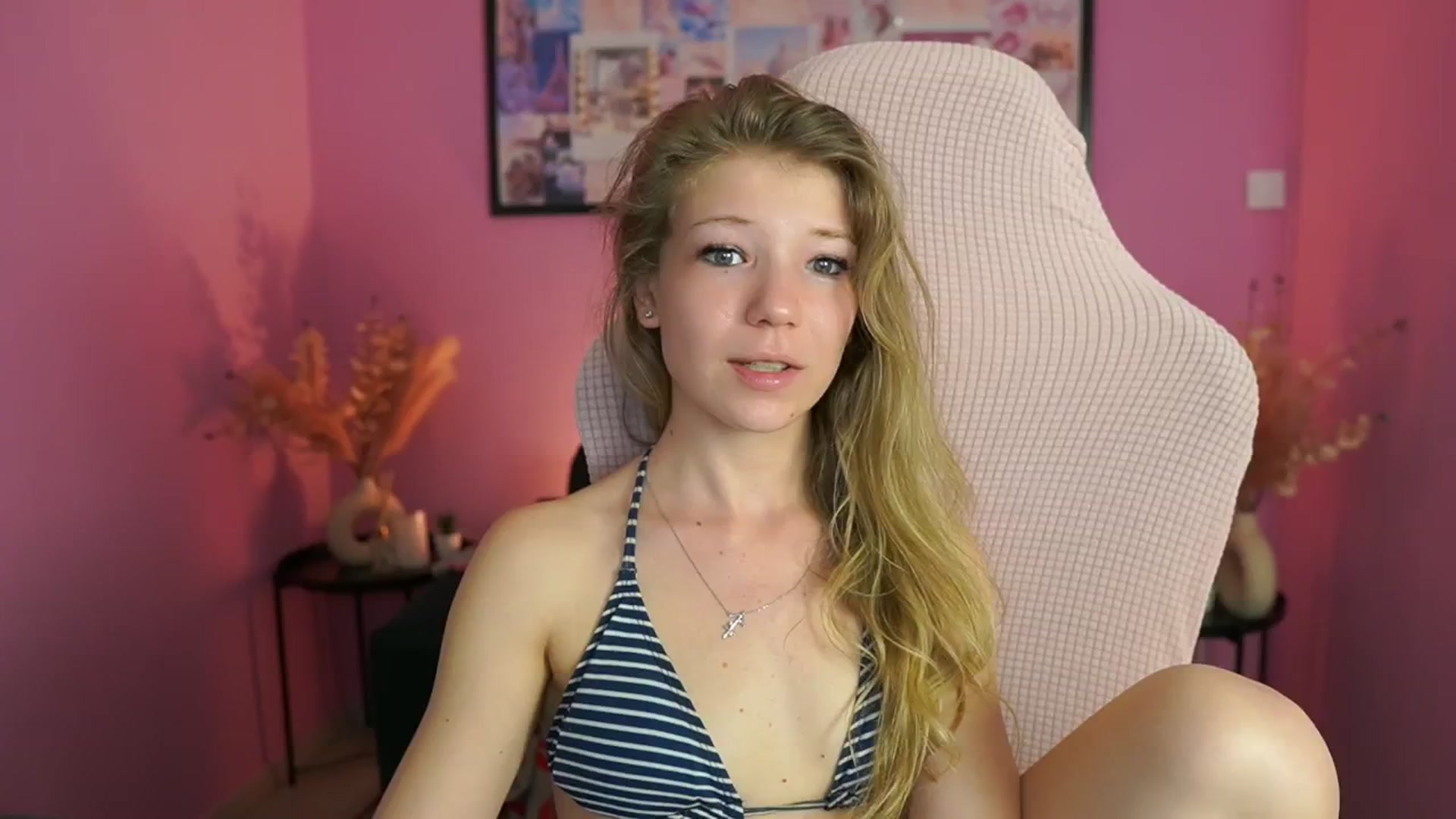 Gallery image thumbnail from Missicute's myfreecams stream on, 04/27/2025, 17:43 image 8 of 20