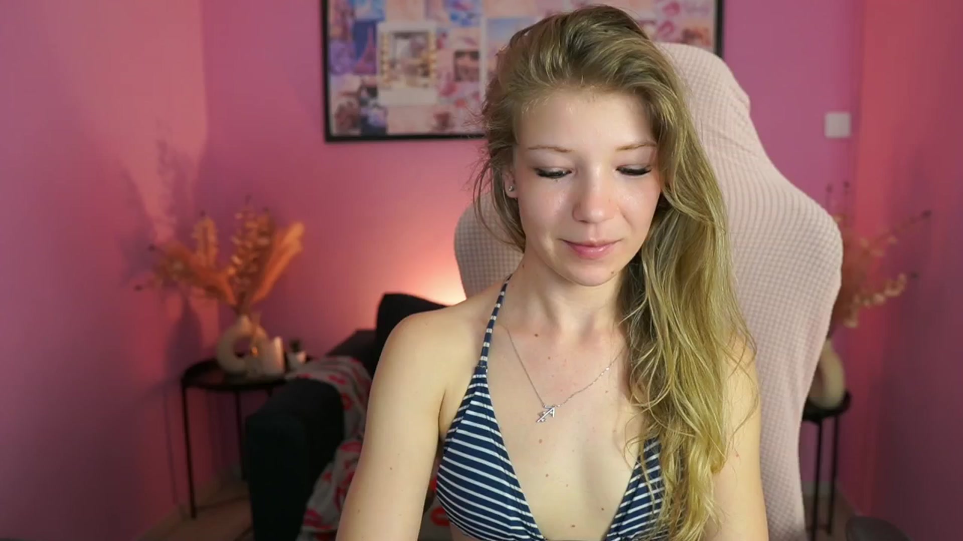Gallery image thumbnail from Missicute's myfreecams stream on, 04/27/2025, 17:43 image 4 of 20