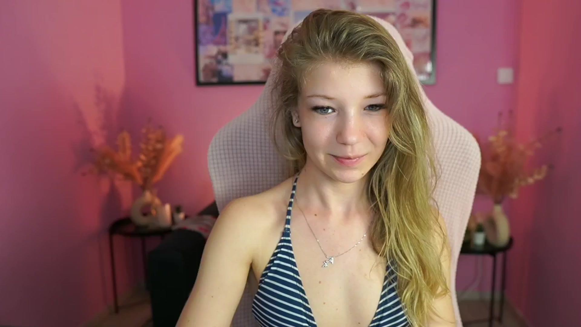Gallery image thumbnail from Missicute's myfreecams stream on, 04/27/2025, 17:43 image 1 of 20
