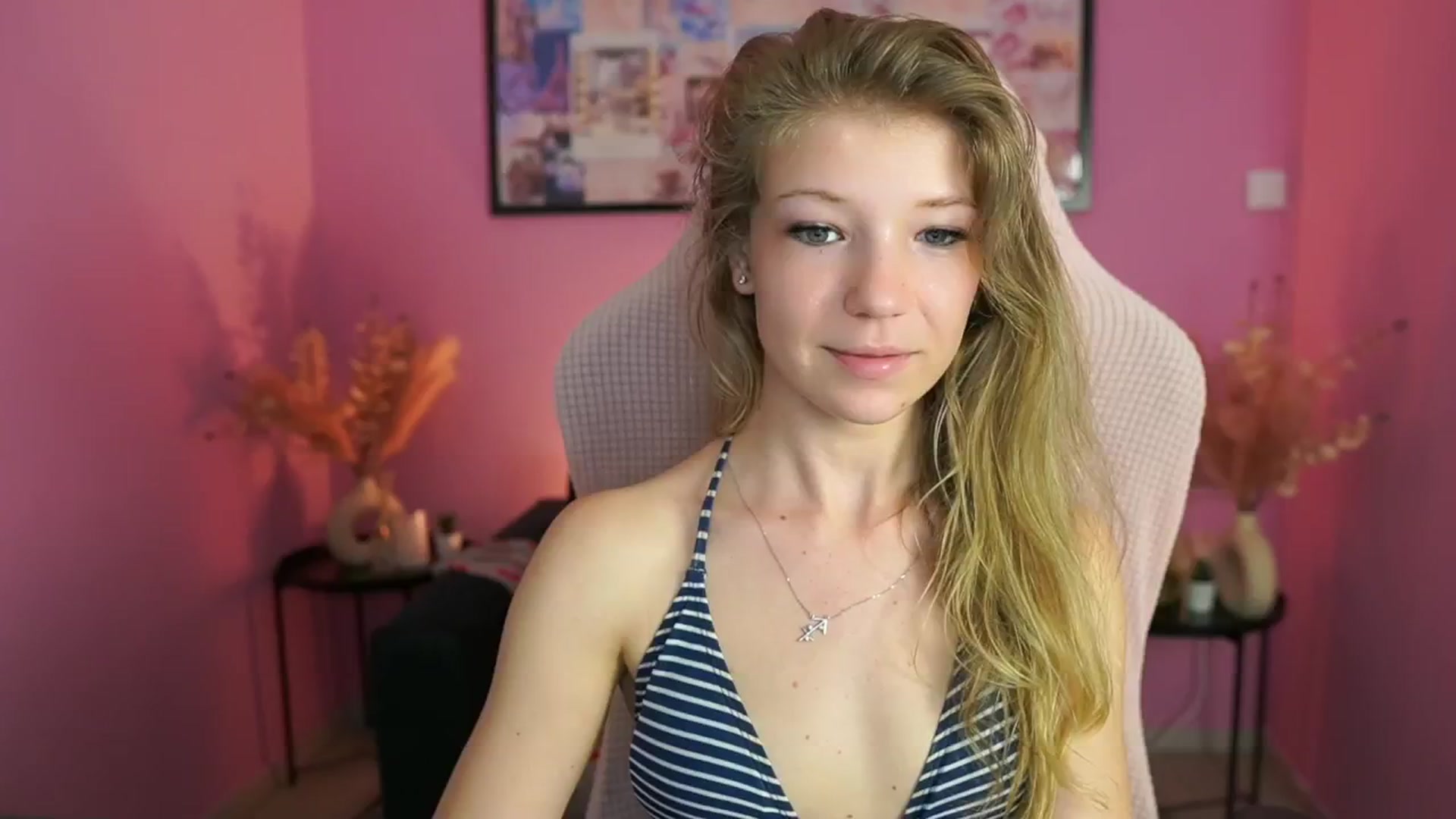 Gallery image thumbnail from Missicute's myfreecams stream on, 04/27/2025, 17:43 image 13 of 20