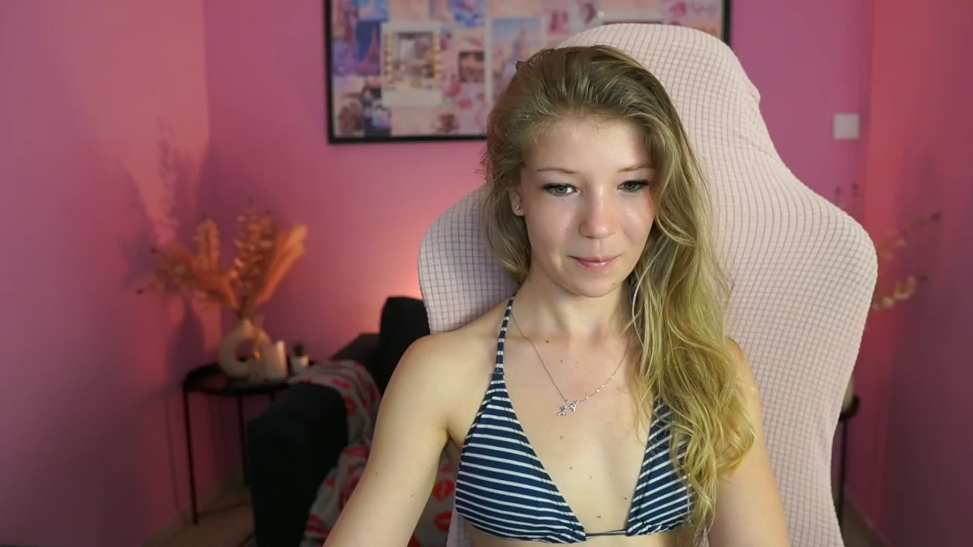 Gallery image thumbnail from Missicute's myfreecams stream on, 04/27/2025, 17:43 image 3 of 20