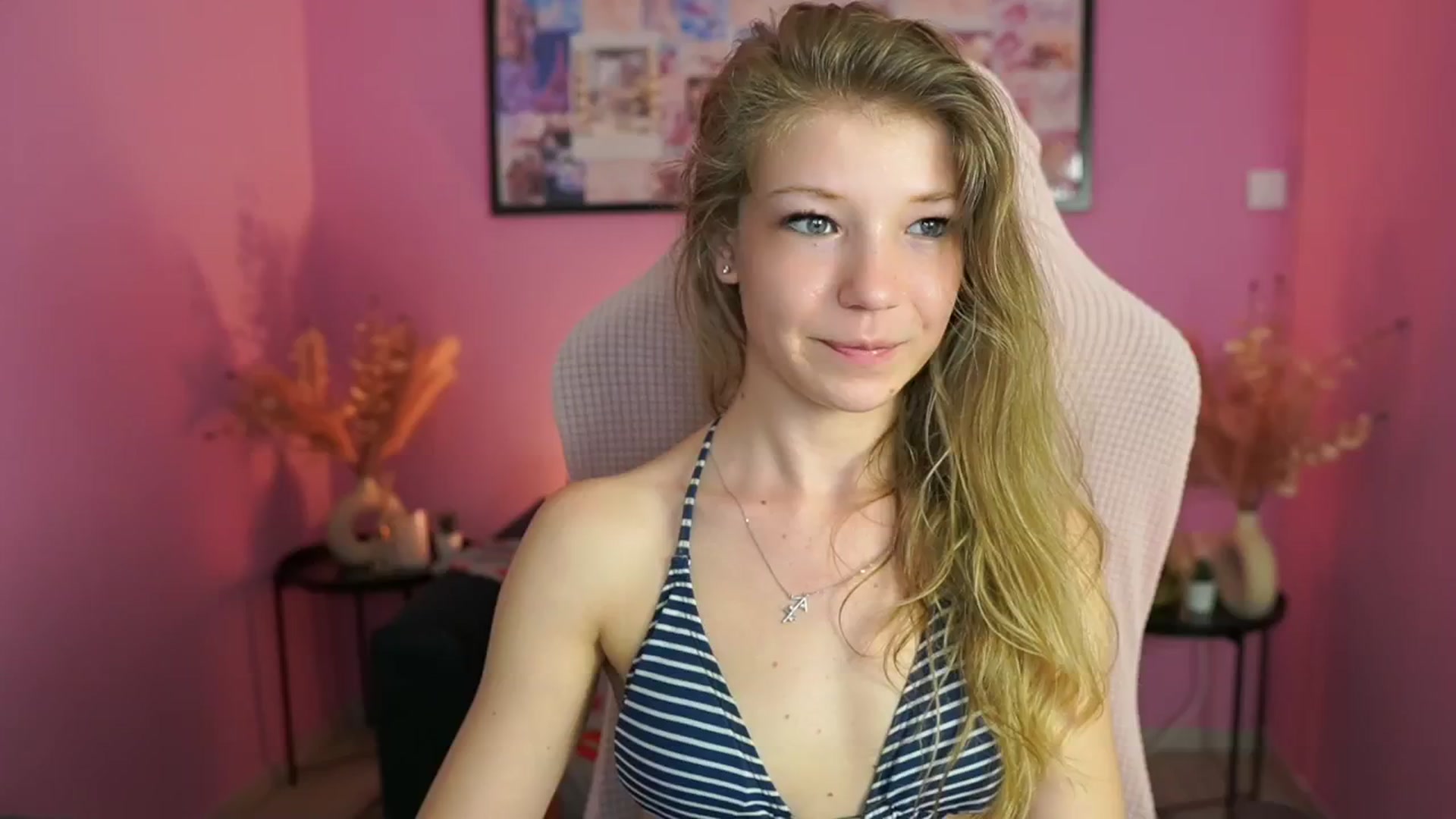Gallery image thumbnail from Missicute's myfreecams stream on, 04/27/2025, 17:43 image 11 of 20
