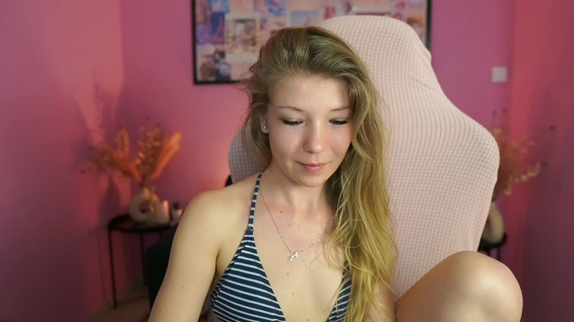 Gallery image thumbnail from Missicute's myfreecams stream on, 04/27/2025, 17:43 image 7 of 20