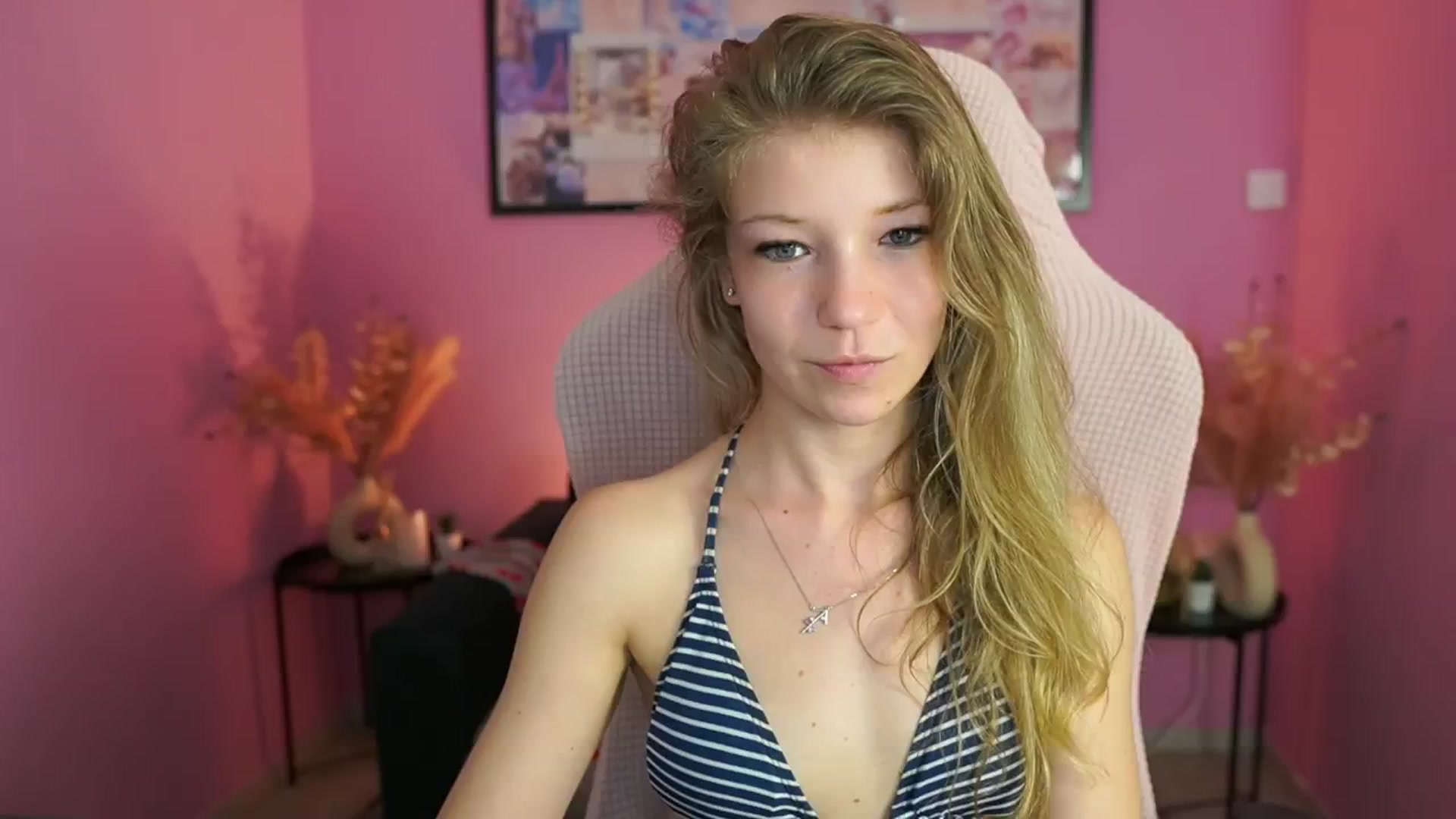 Gallery image thumbnail from Missicute's myfreecams stream on, 04/27/2025, 17:43 image 12 of 20
