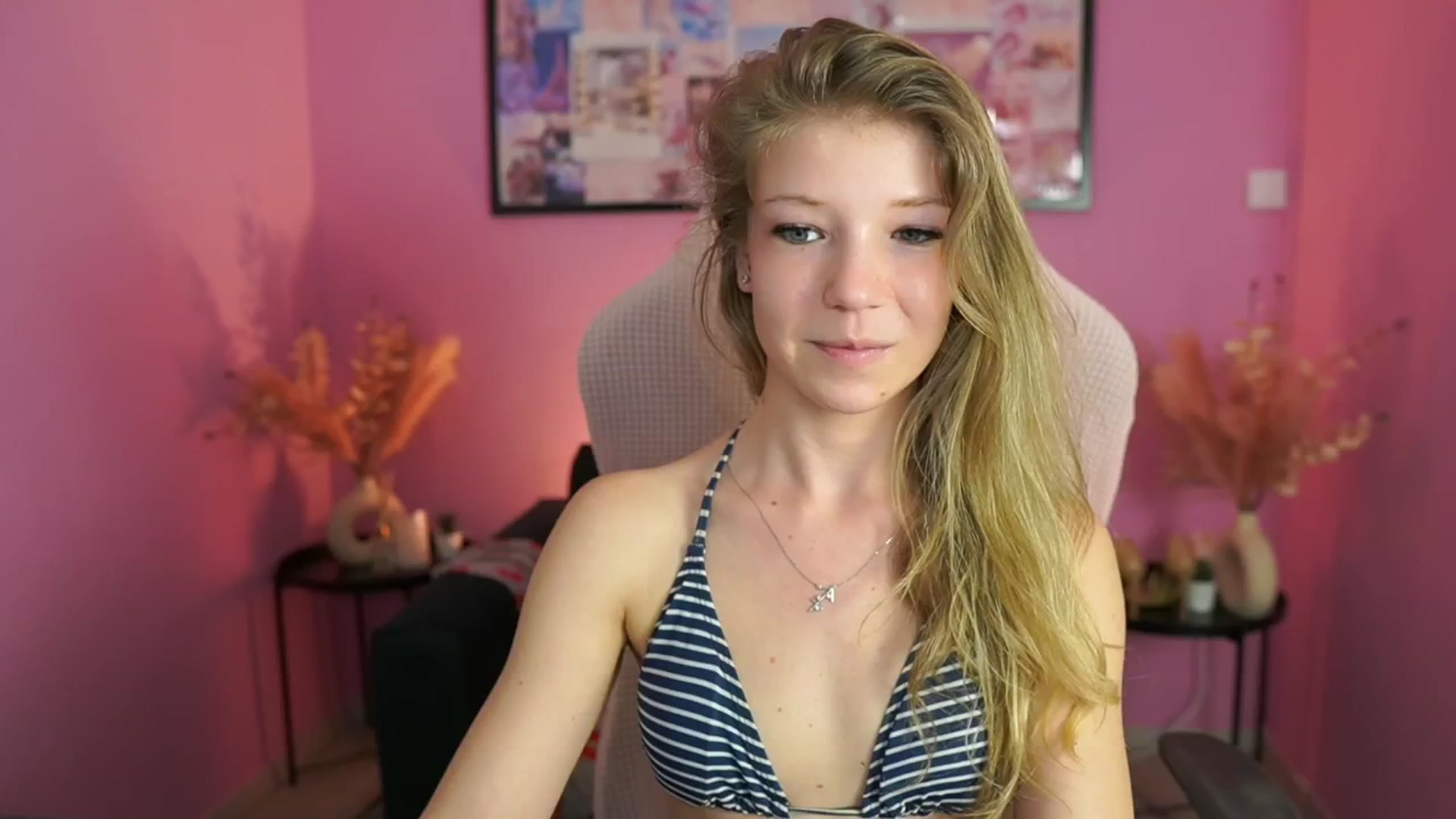 Gallery image thumbnail from Missicute's myfreecams stream on, 04/27/2025, 17:43 image 20 of 20