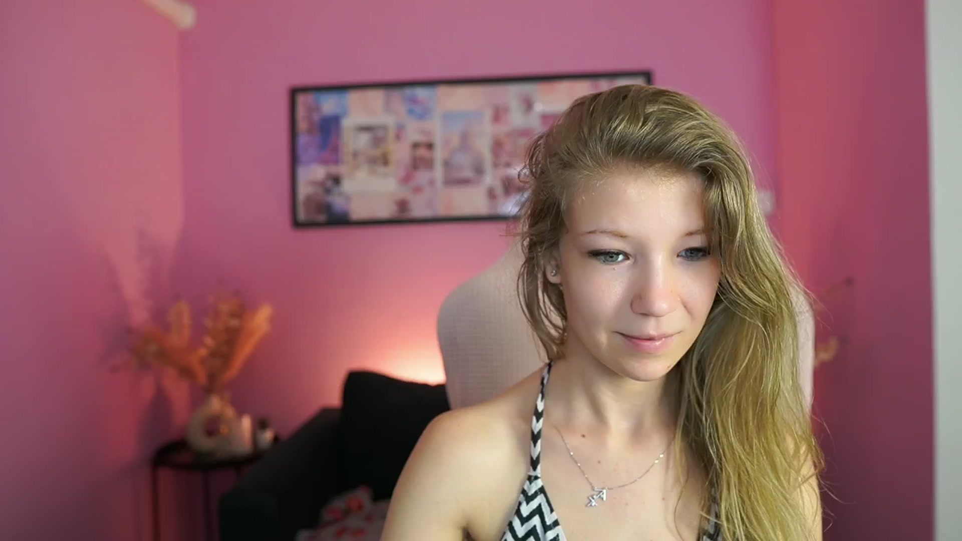 Gallery image thumbnail from Missicute's myfreecams stream on, 04/29/2025, 12:33 image 9 of 20