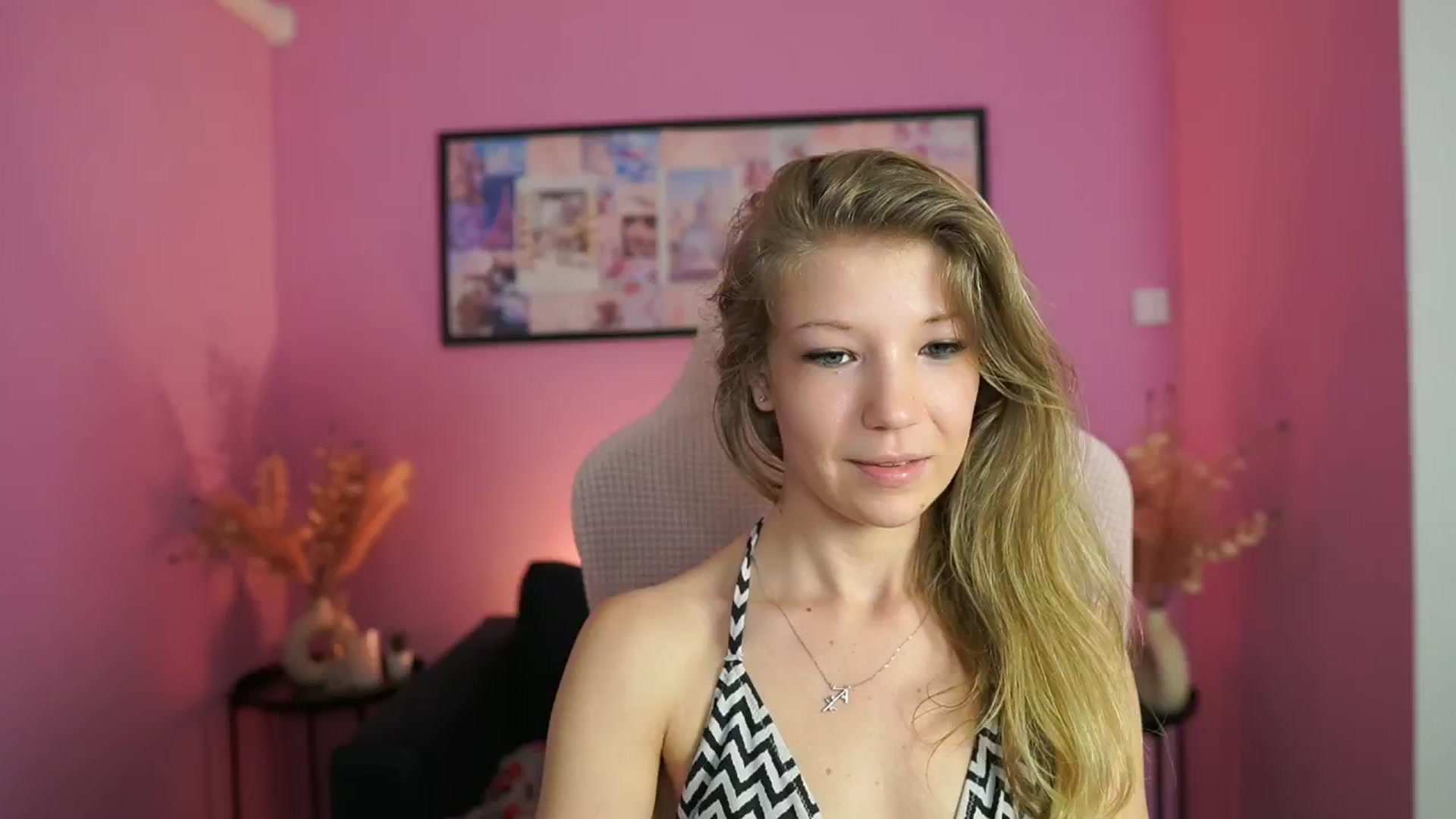 Gallery image thumbnail from Missicute's myfreecams stream on, 04/29/2025, 12:33 image 16 of 20