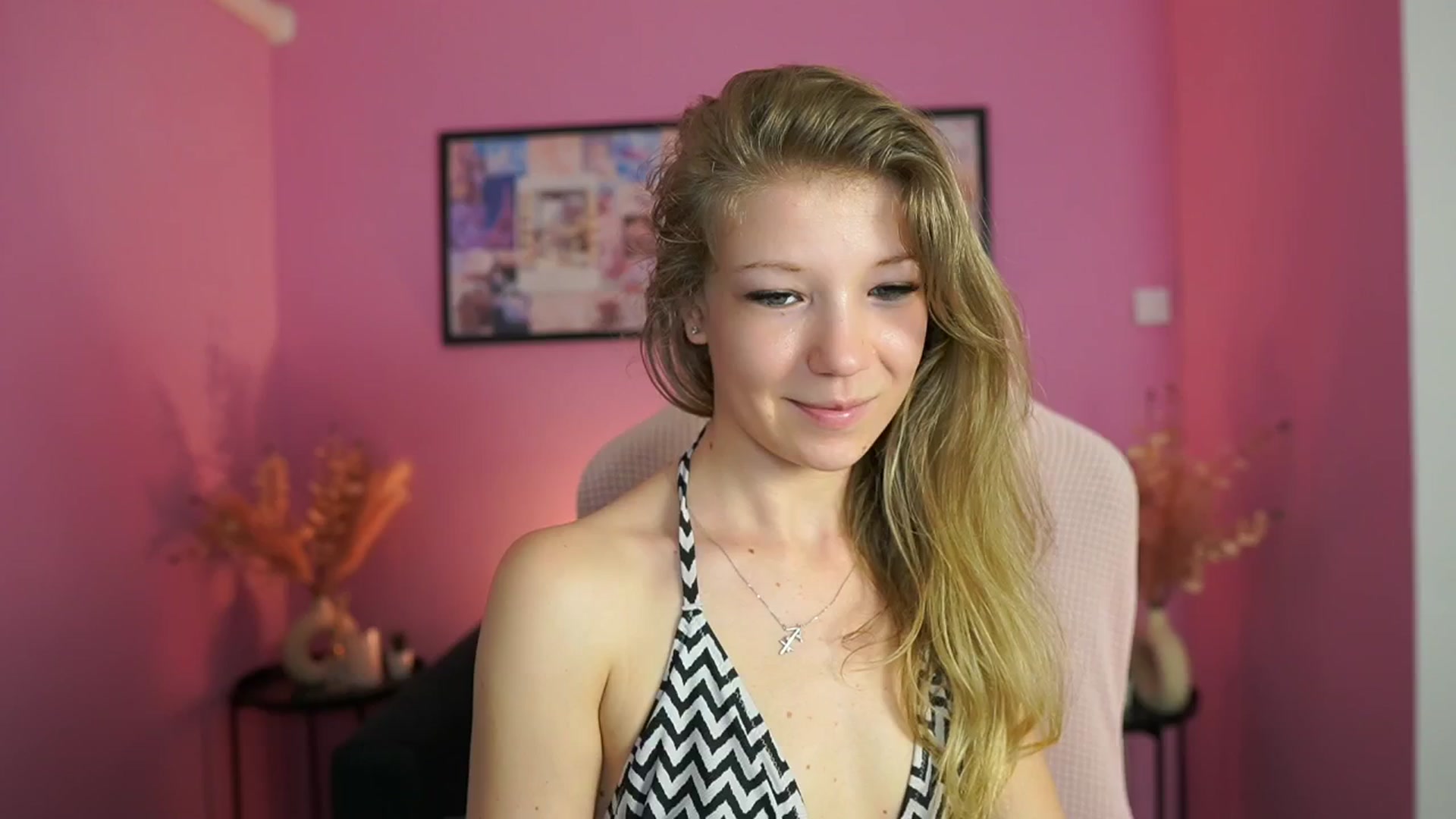 Gallery image thumbnail from Missicute's myfreecams stream on, 04/29/2025, 12:33 image 17 of 20