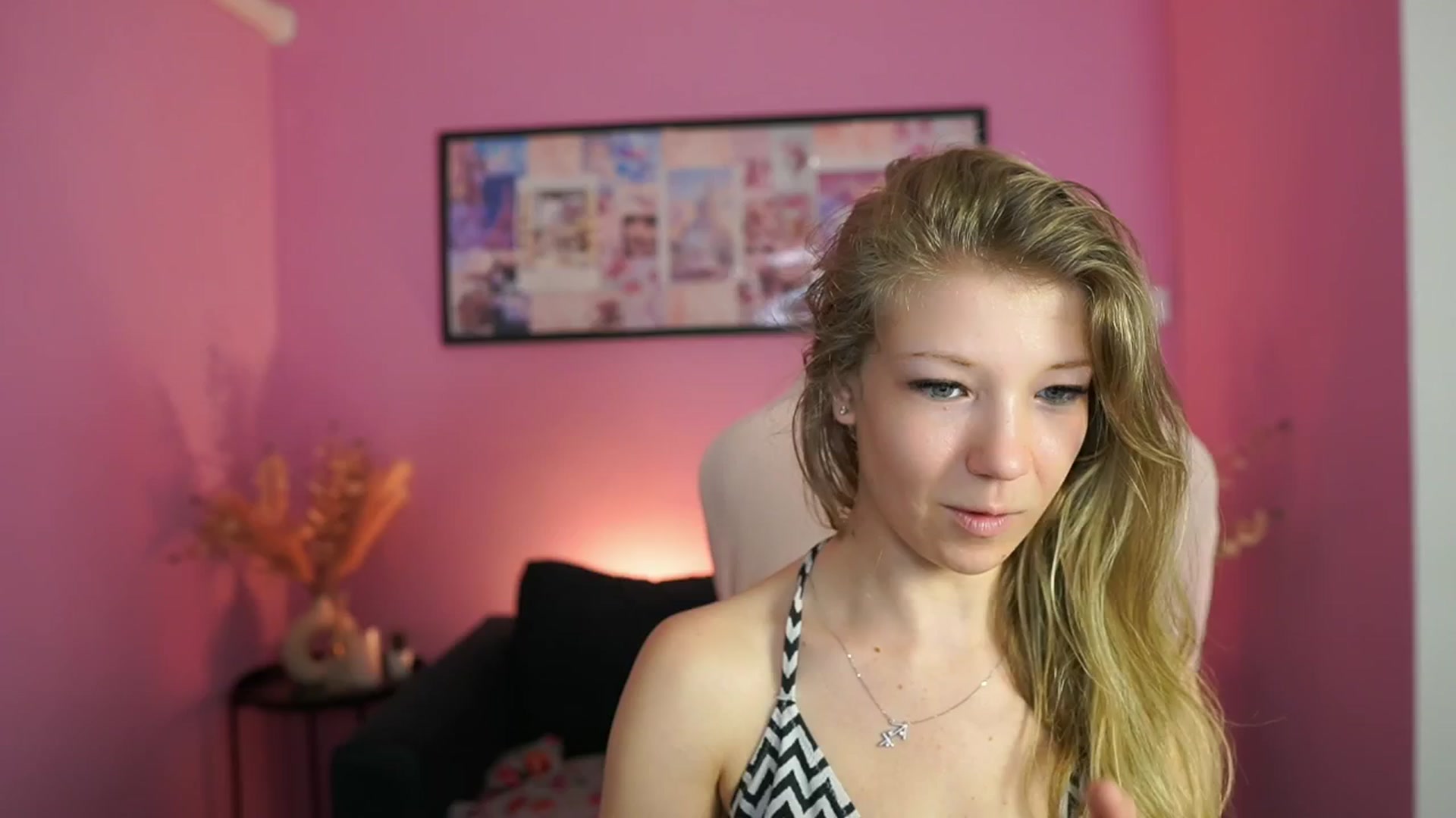 Gallery image thumbnail from Missicute's myfreecams stream on, 04/29/2025, 12:33 image 12 of 20