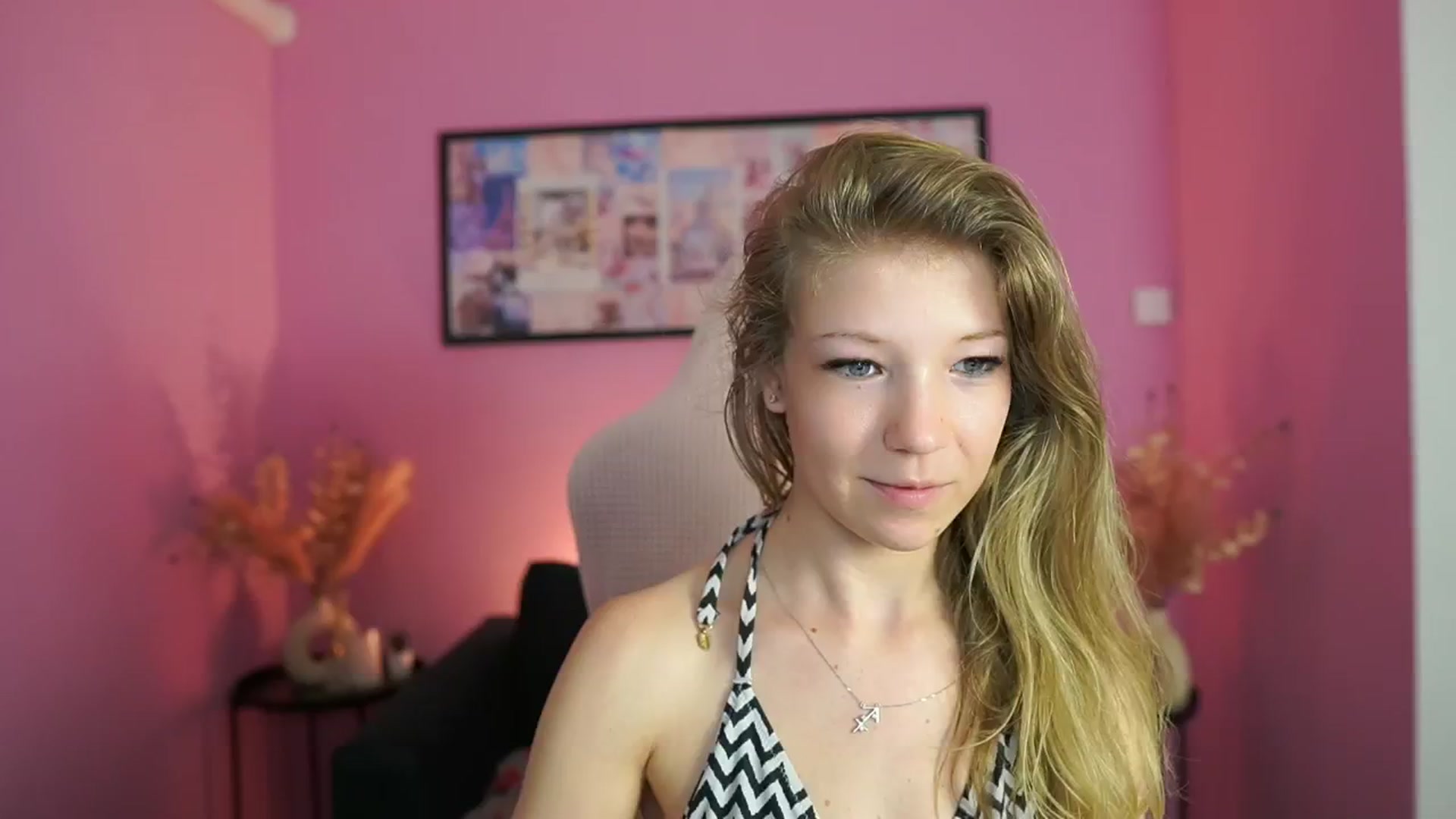 Gallery image thumbnail from Missicute's myfreecams stream on, 04/29/2025, 12:33 image 19 of 20