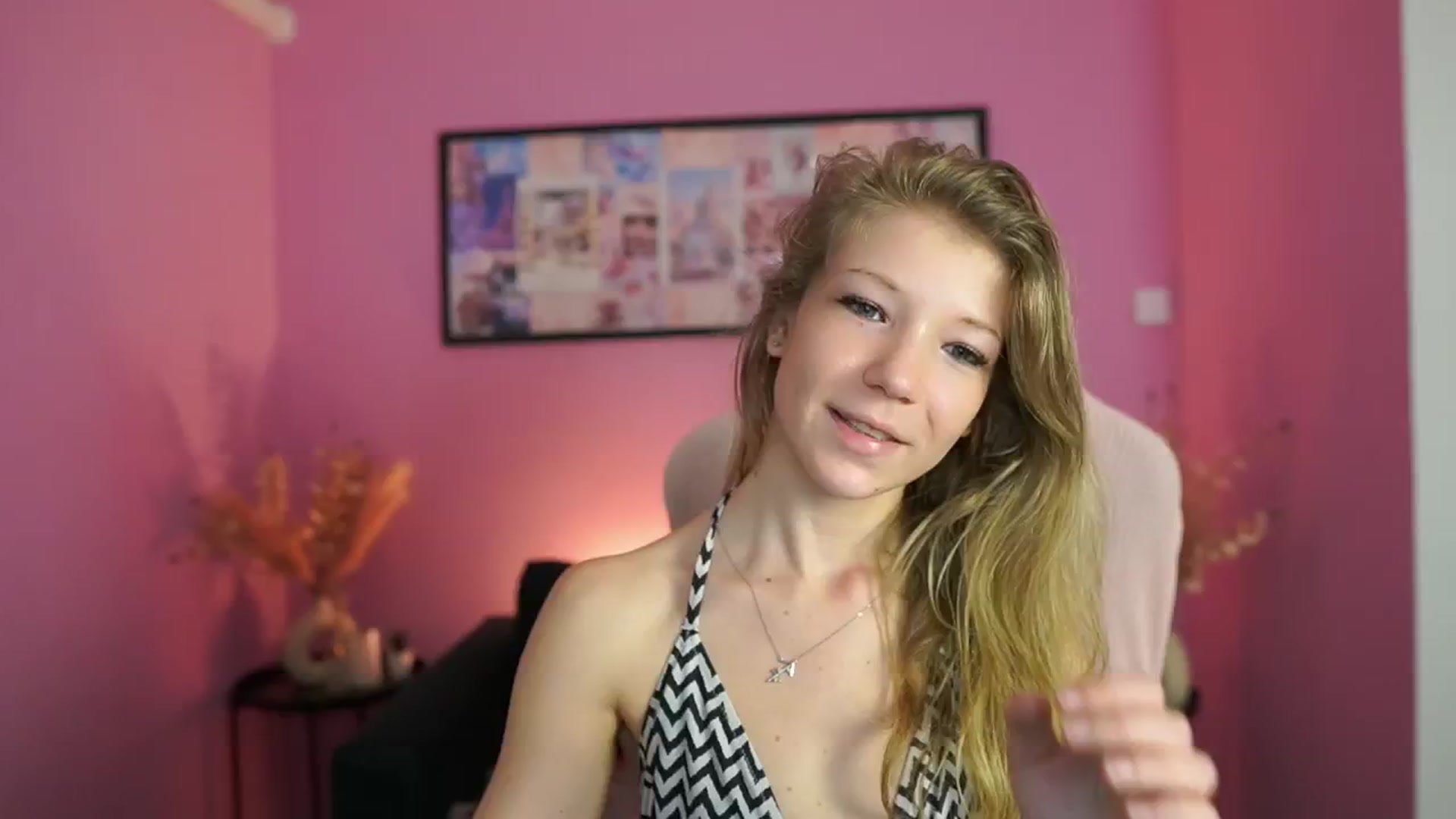 Gallery image thumbnail from Missicute's myfreecams stream on, 04/29/2025, 12:33 image 13 of 20