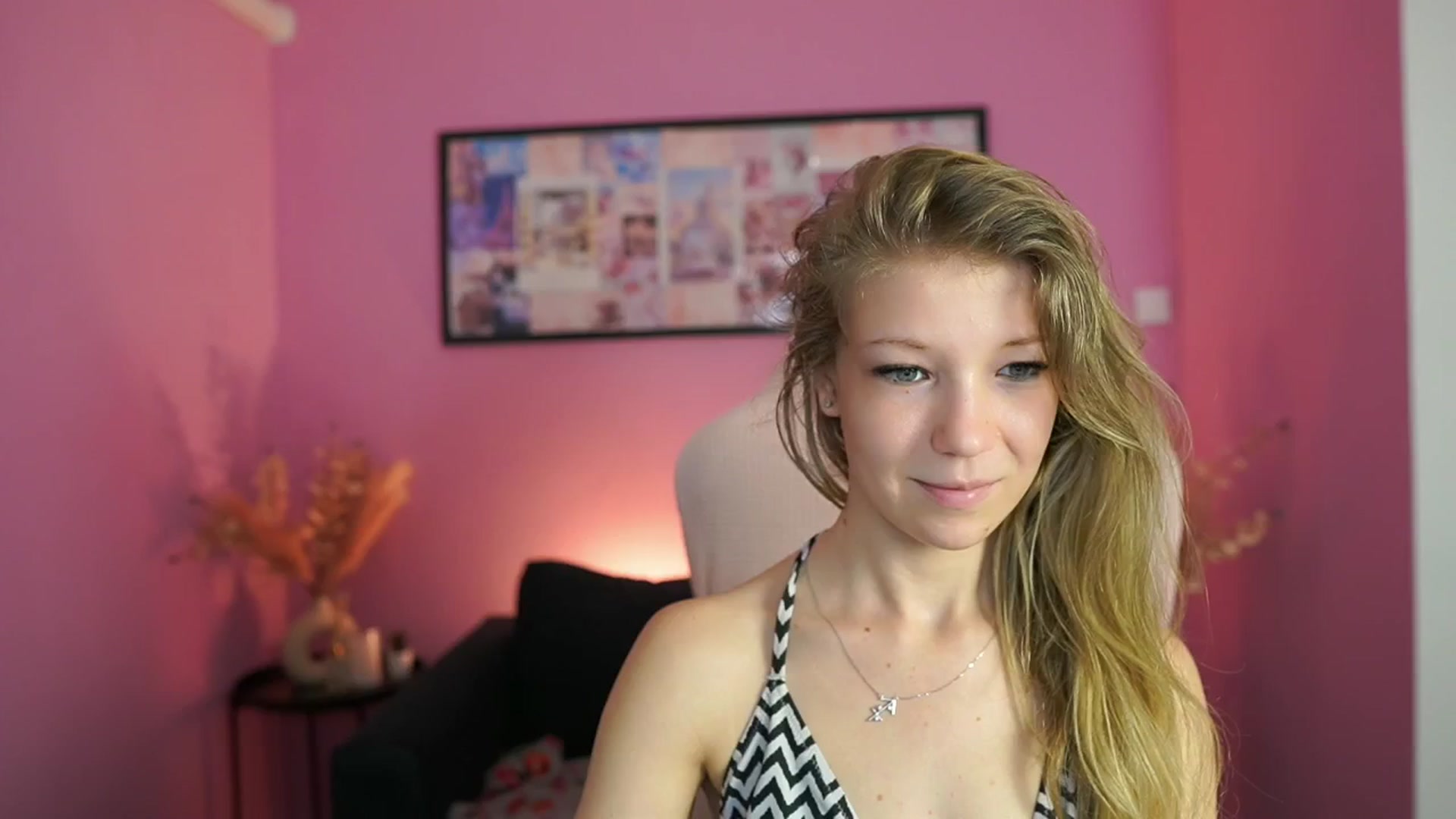 Gallery image thumbnail from Missicute's myfreecams stream on, 04/29/2025, 12:33 image 11 of 20