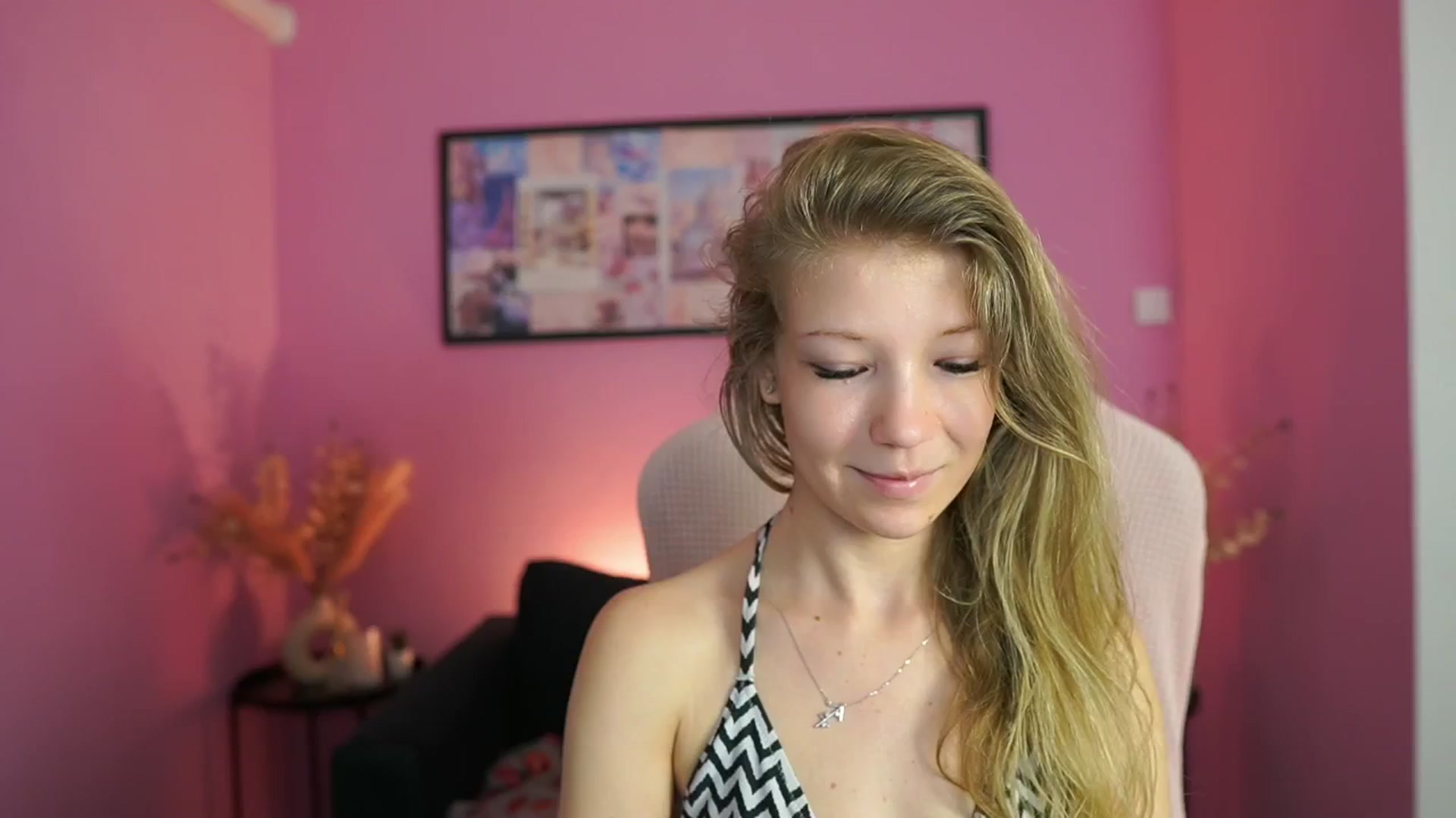 Gallery image thumbnail from Missicute's myfreecams stream on, 04/29/2025, 12:33 image 7 of 20
