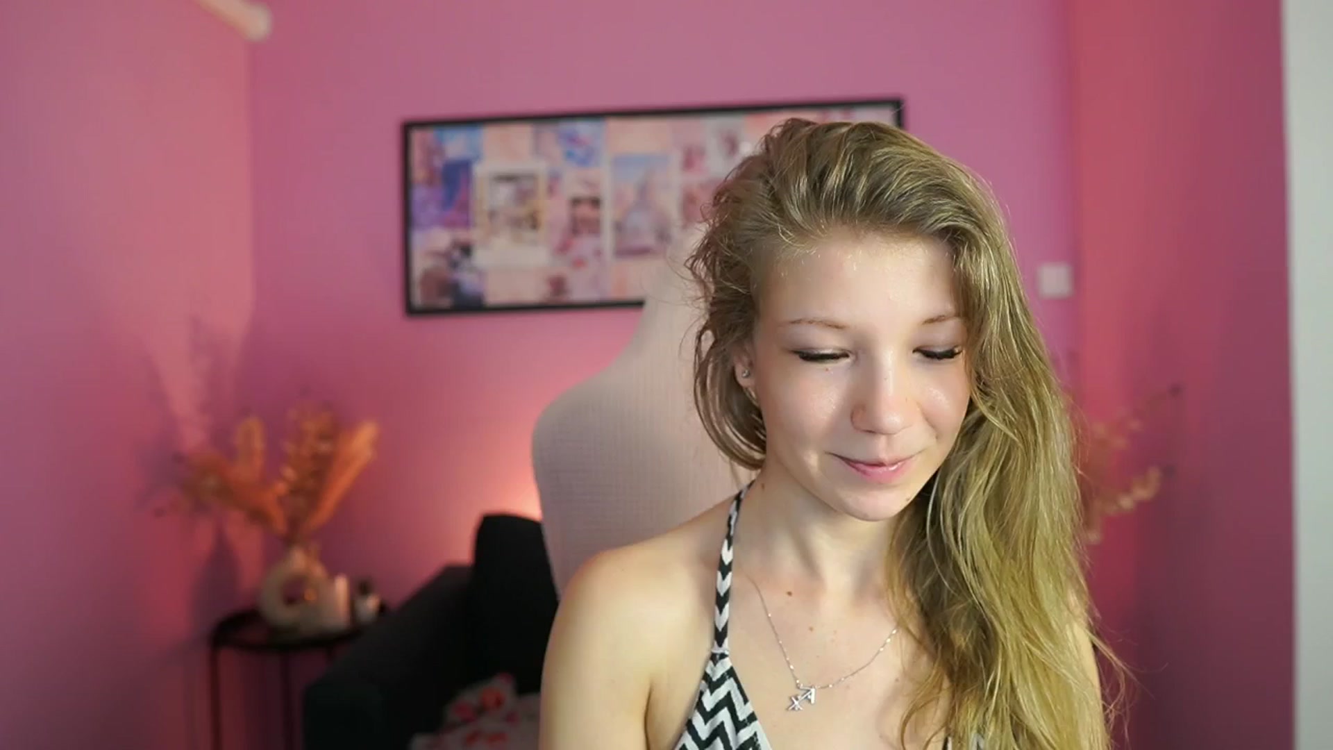 Gallery image thumbnail from Missicute's myfreecams stream on, 04/29/2025, 12:33 image 6 of 20