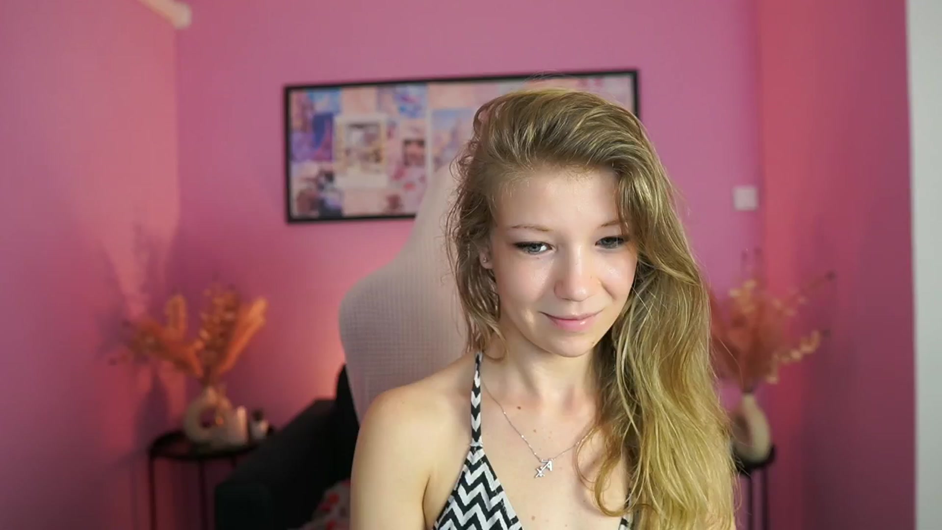 Gallery image thumbnail from Missicute's myfreecams stream on, 04/29/2025, 12:33 image 18 of 20
