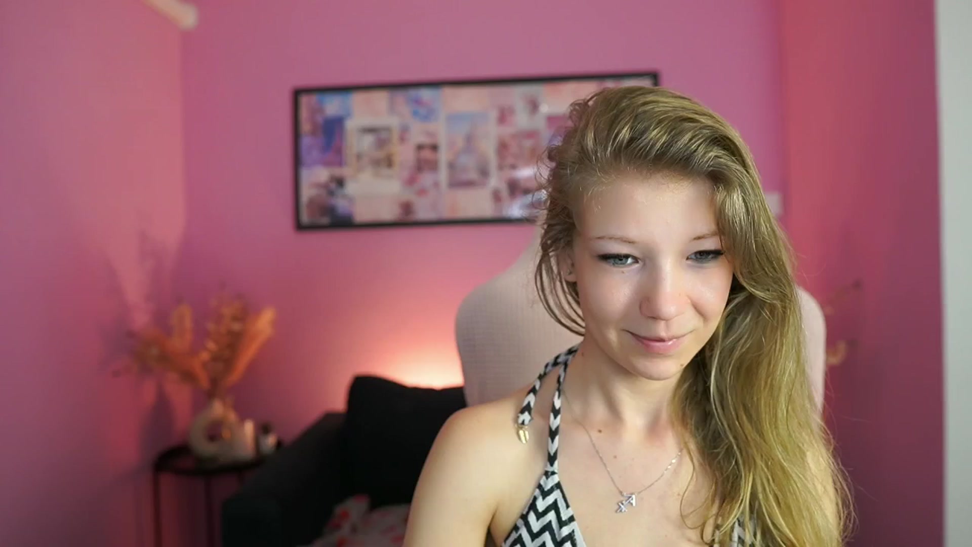 Gallery image thumbnail from Missicute's myfreecams stream on, 04/29/2025, 12:33 image 14 of 20