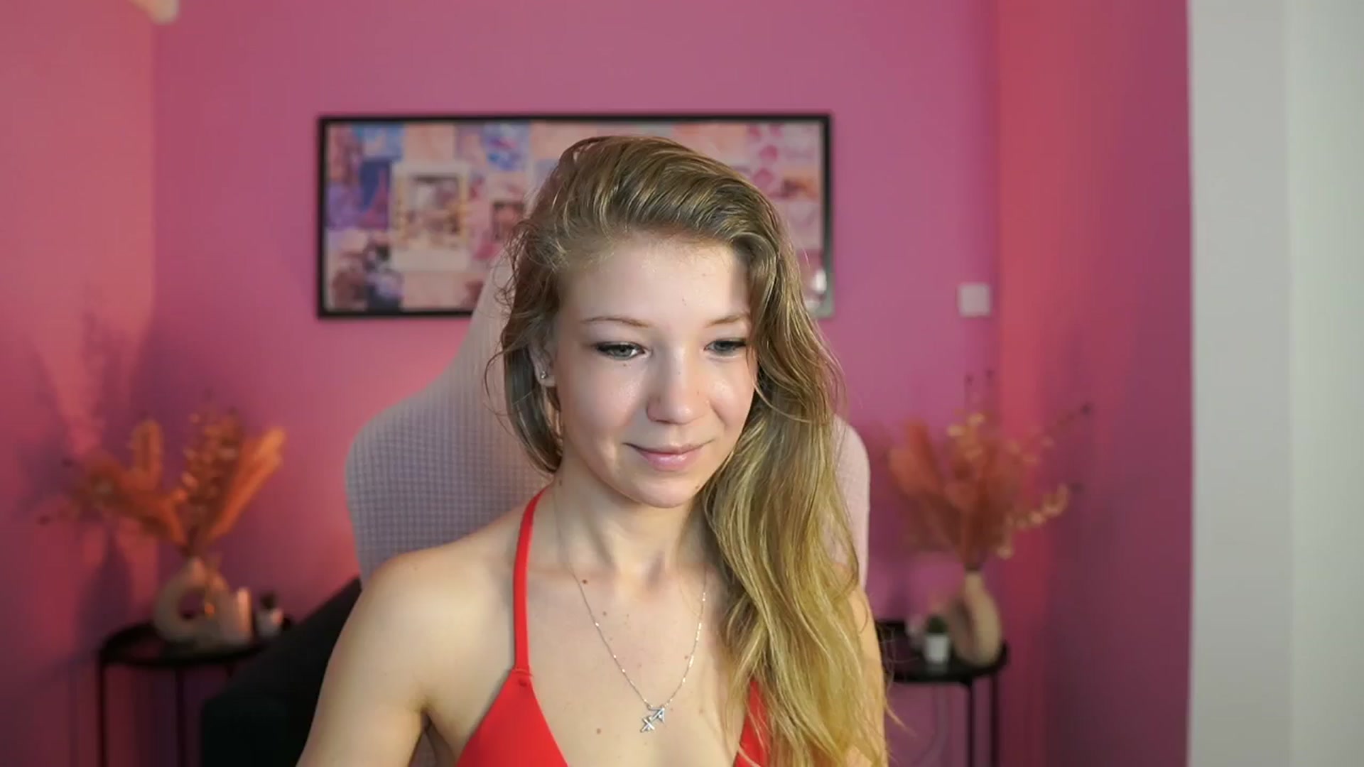 Gallery image thumbnail from Missicute's myfreecams stream on, 04/30/2025, 10:00 image 12 of 20