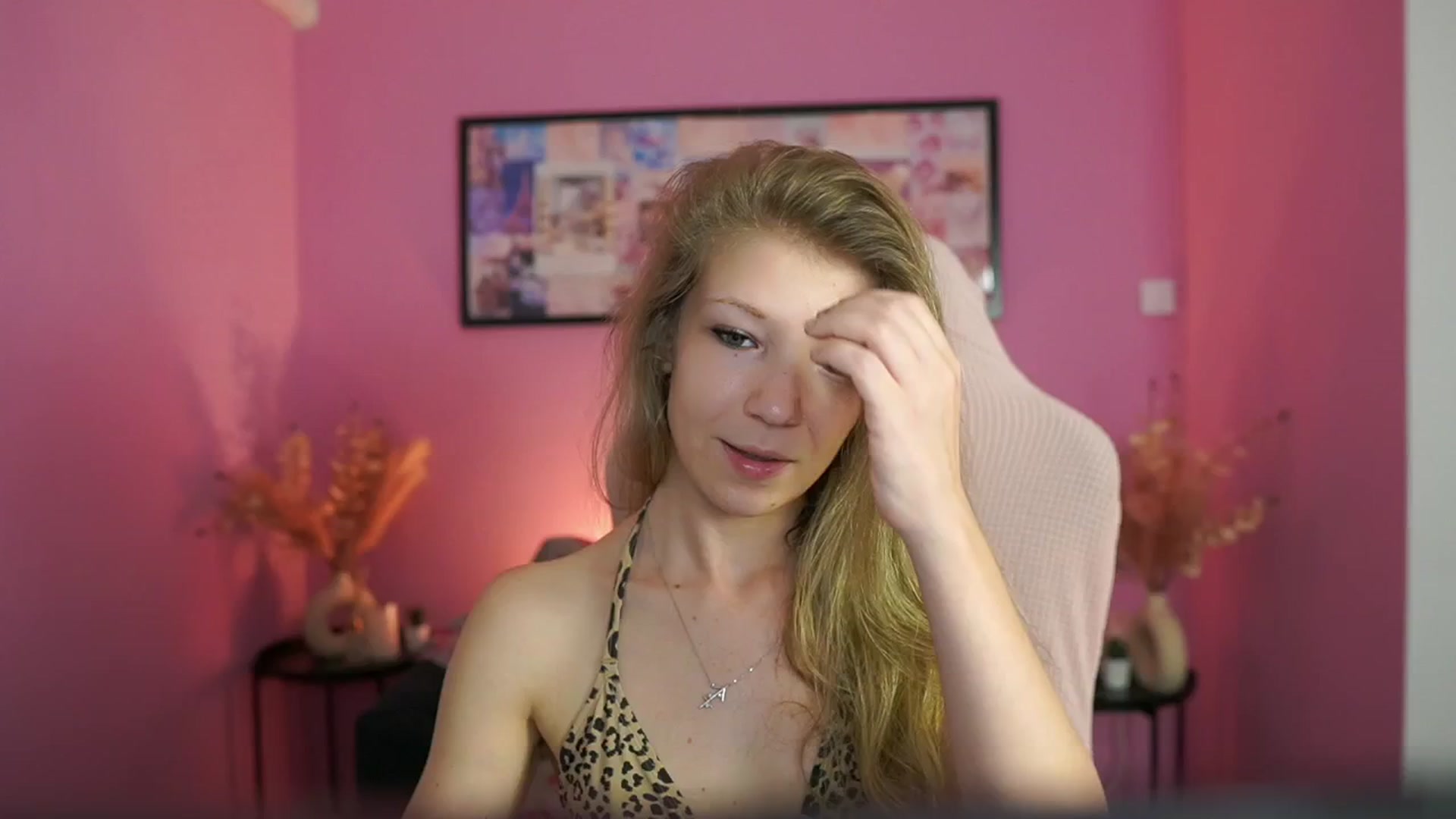 Gallery image thumbnail from Missicute's myfreecams stream on, 05/01/2025, 16:00 image 14 of 20