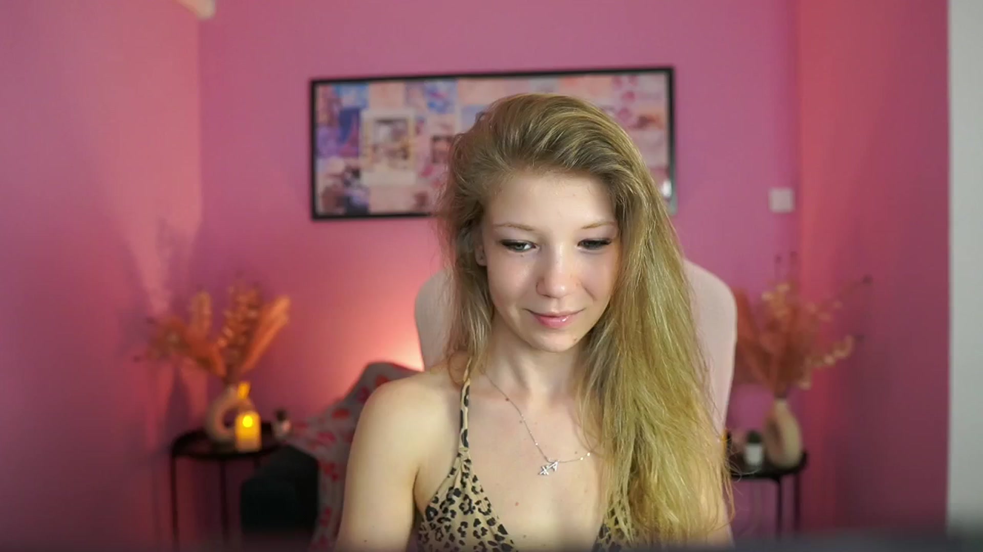 Gallery image thumbnail from Missicute's myfreecams stream on, 05/01/2025, 16:00 image 16 of 20