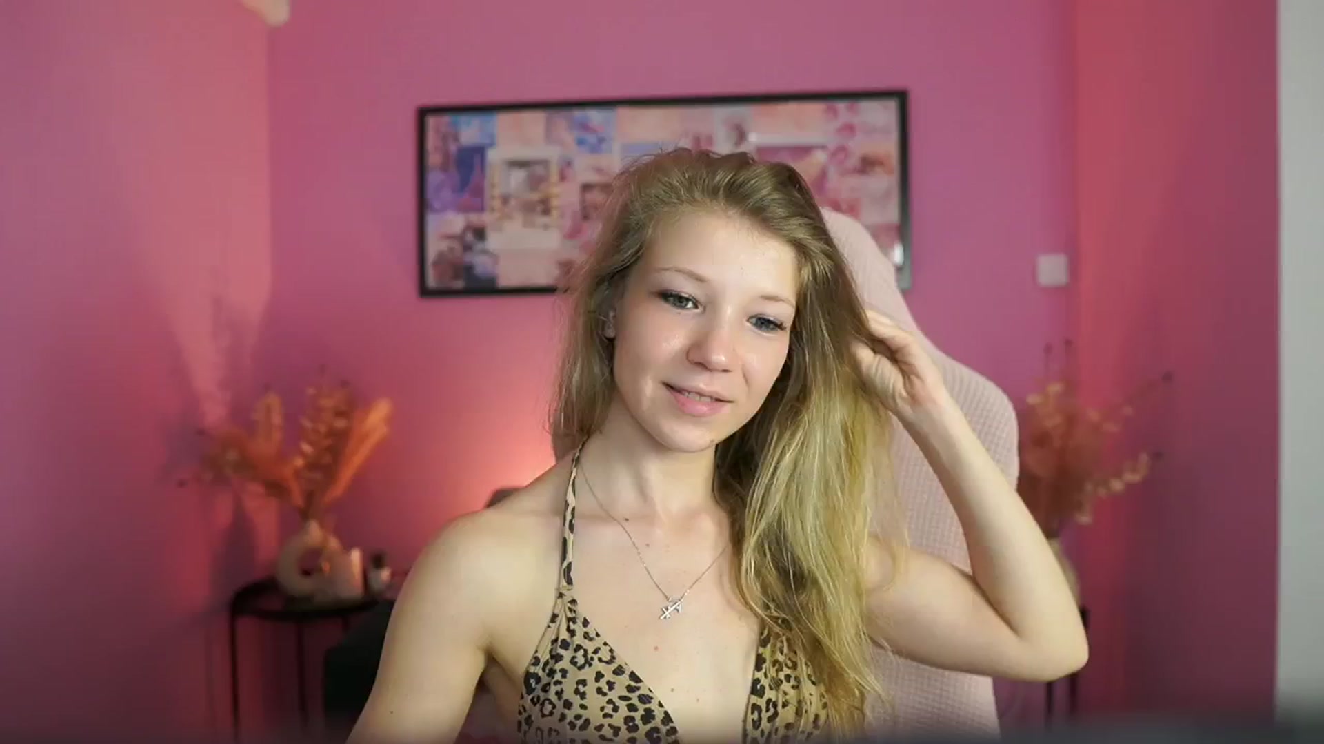 Gallery image thumbnail from Missicute's myfreecams stream on, 05/01/2025, 16:00 image 13 of 20