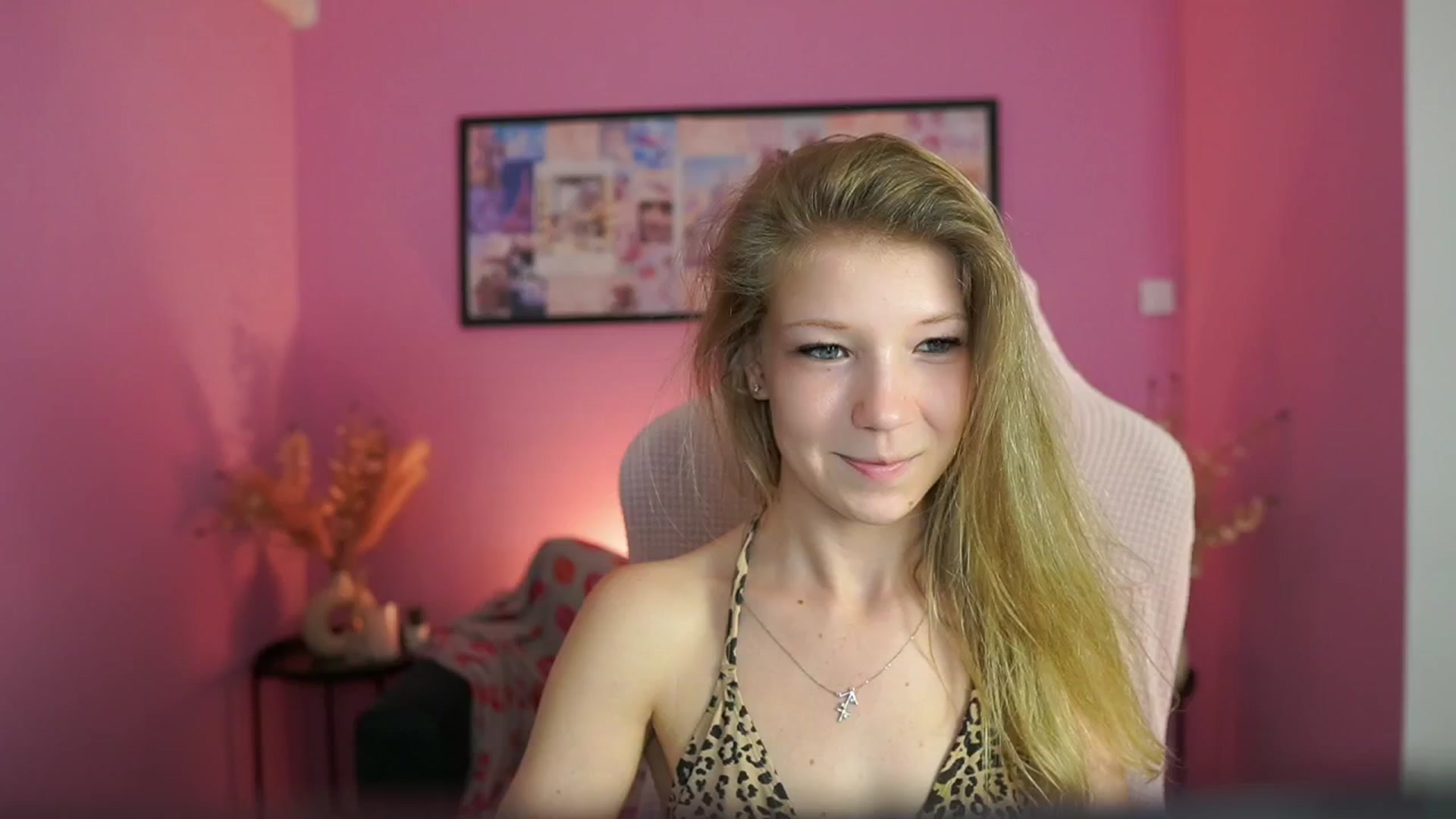 Gallery image thumbnail from Missicute's myfreecams stream on, 05/01/2025, 16:00 image 9 of 20