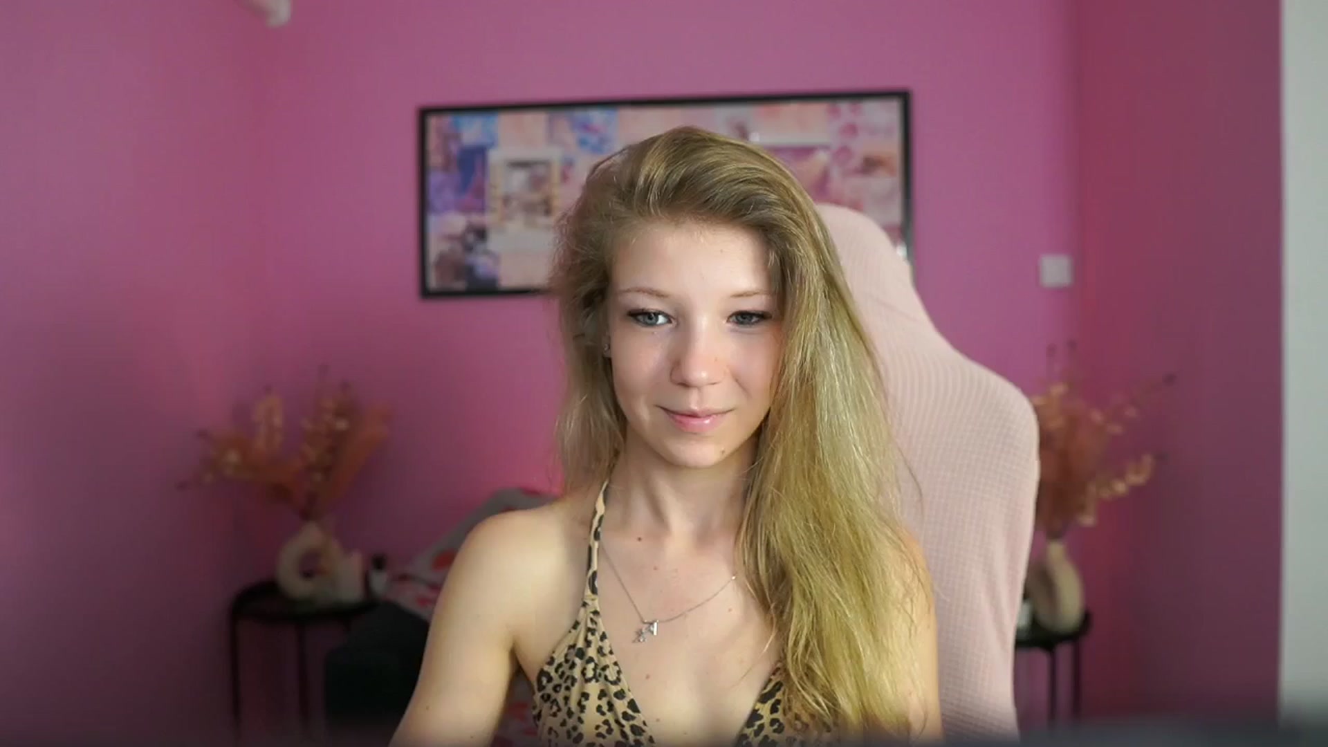 Gallery image thumbnail from Missicute's myfreecams stream on, 05/01/2025, 16:00 image 7 of 20