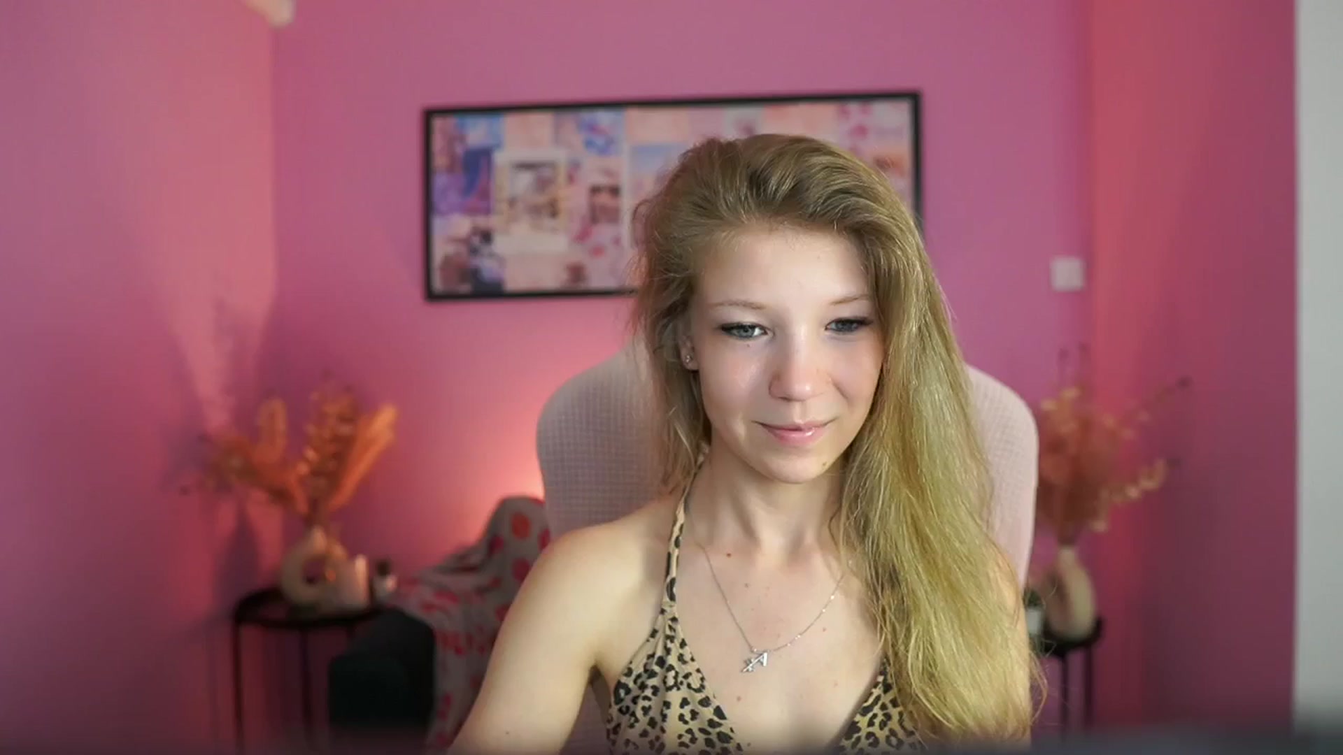 Gallery image thumbnail from Missicute's myfreecams stream on, 05/01/2025, 16:00 image 8 of 20
