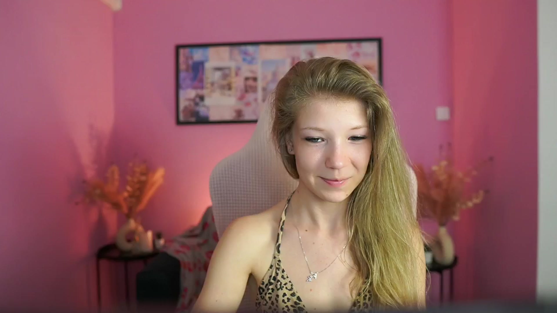 Gallery image thumbnail from Missicute's myfreecams stream on, 05/01/2025, 16:00 image 11 of 20