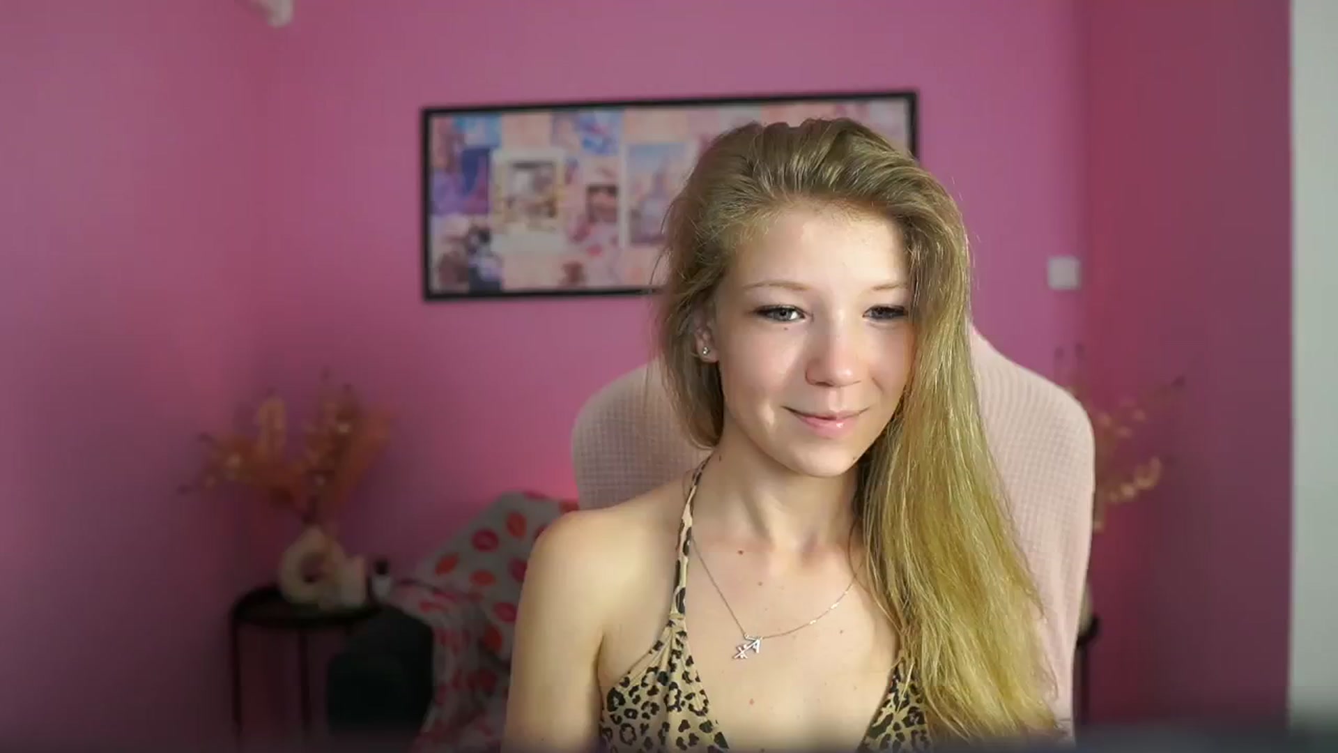 Gallery image thumbnail from Missicute's myfreecams stream on, 05/01/2025, 16:00 image 6 of 20