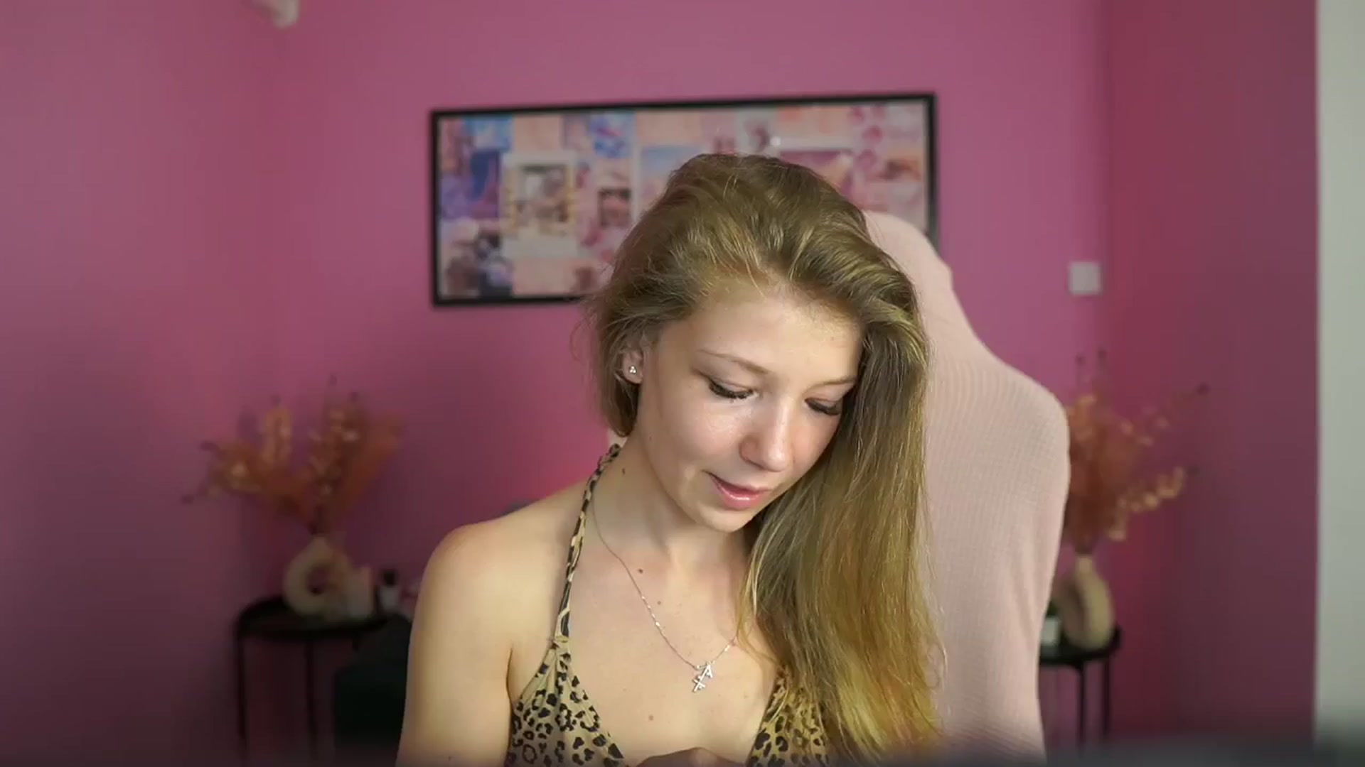 Gallery image thumbnail from Missicute's myfreecams stream on, 05/01/2025, 16:00 image 3 of 20