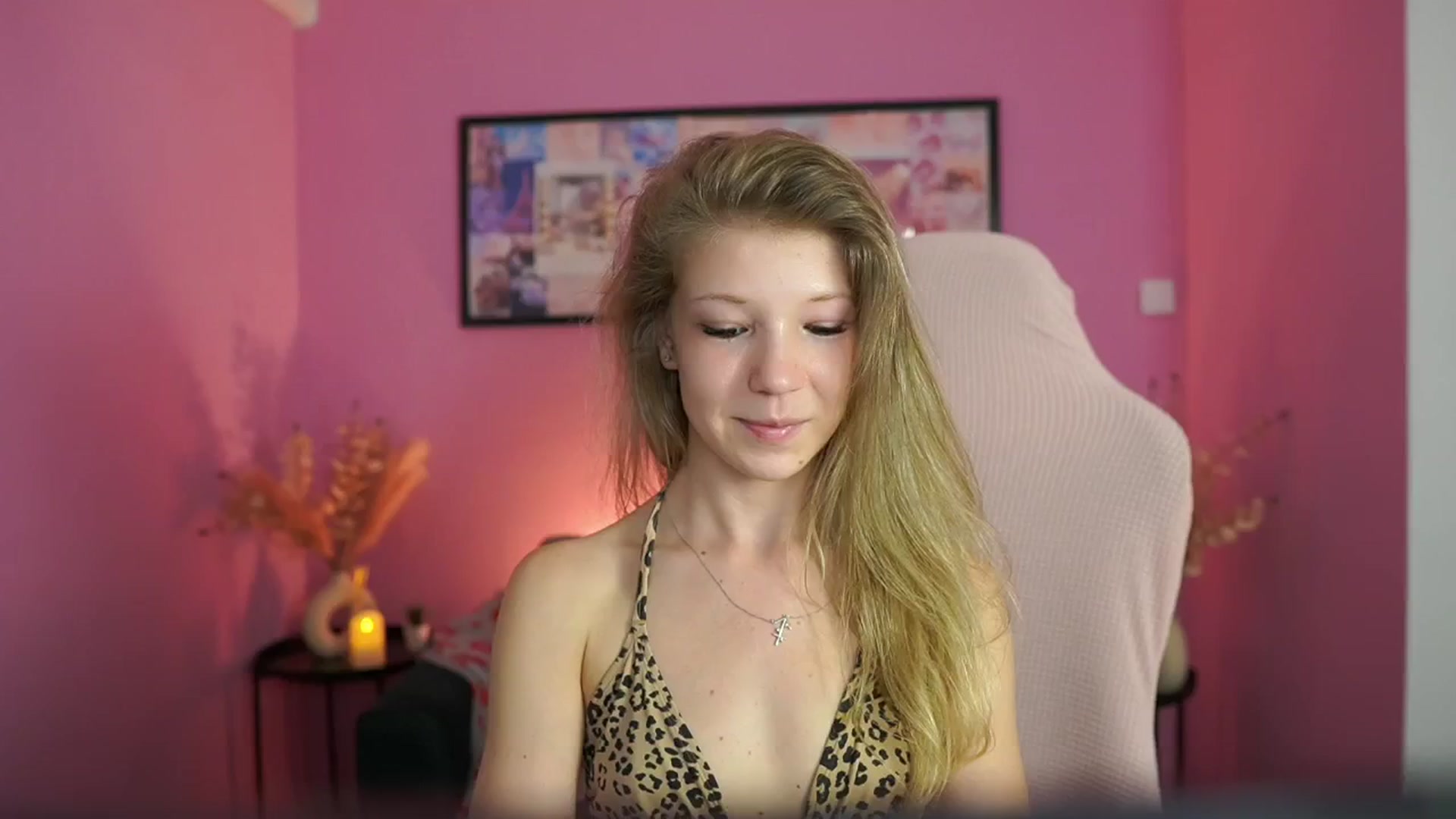 Gallery image thumbnail from Missicute's myfreecams stream on, 05/01/2025, 16:00 image 18 of 20