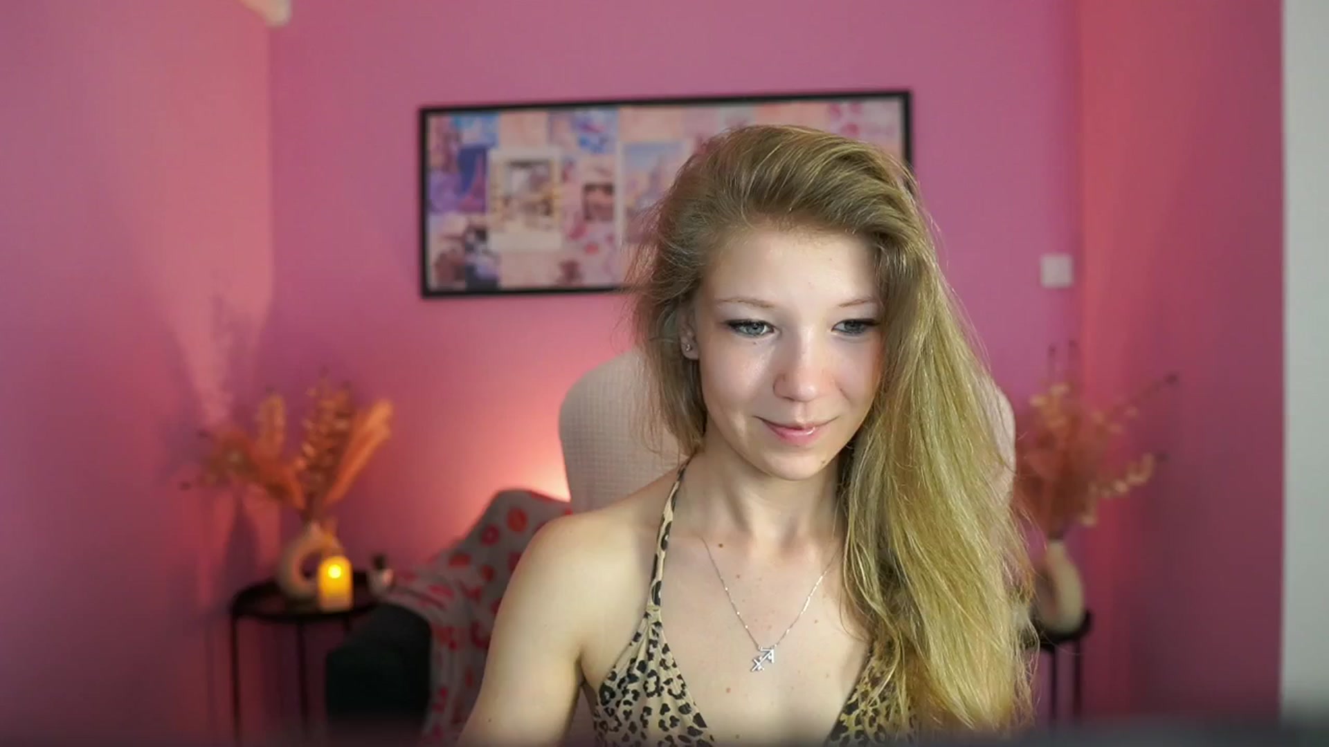 Gallery image thumbnail from Missicute's myfreecams stream on, 05/01/2025, 16:00 image 20 of 20