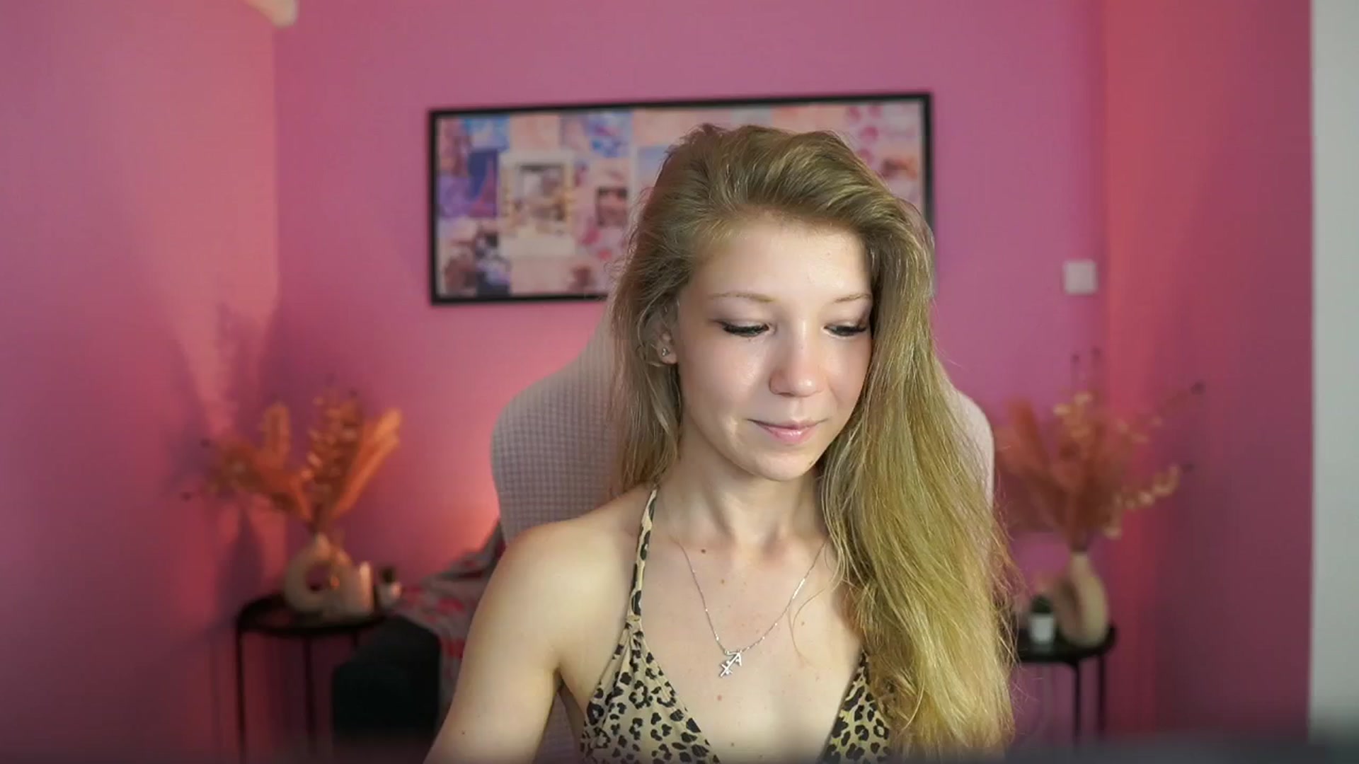 Gallery image thumbnail from Missicute's myfreecams stream on, 05/01/2025, 16:00 image 12 of 20