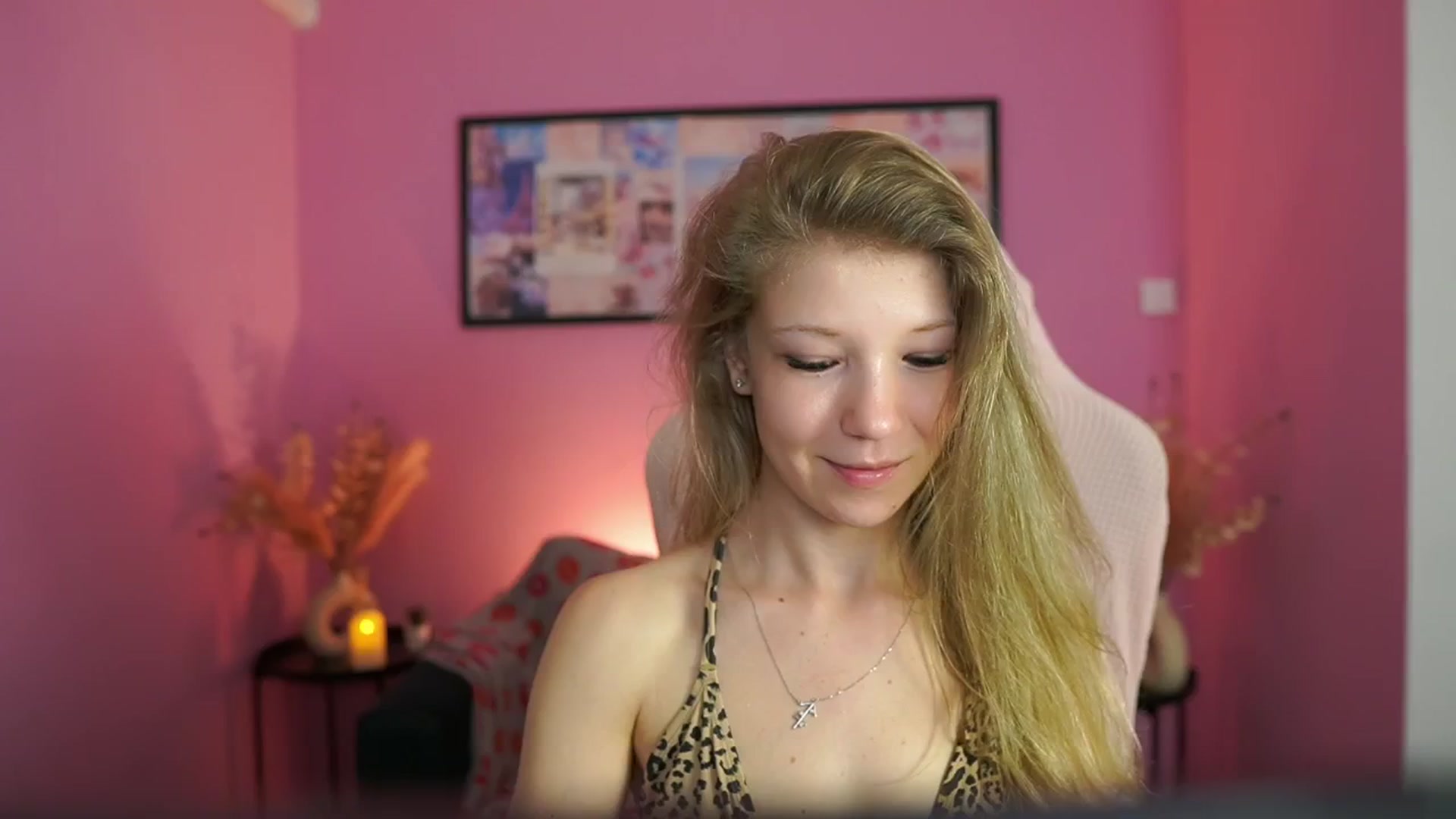 Gallery image thumbnail from Missicute's myfreecams stream on, 05/01/2025, 17:13 image 19 of 20