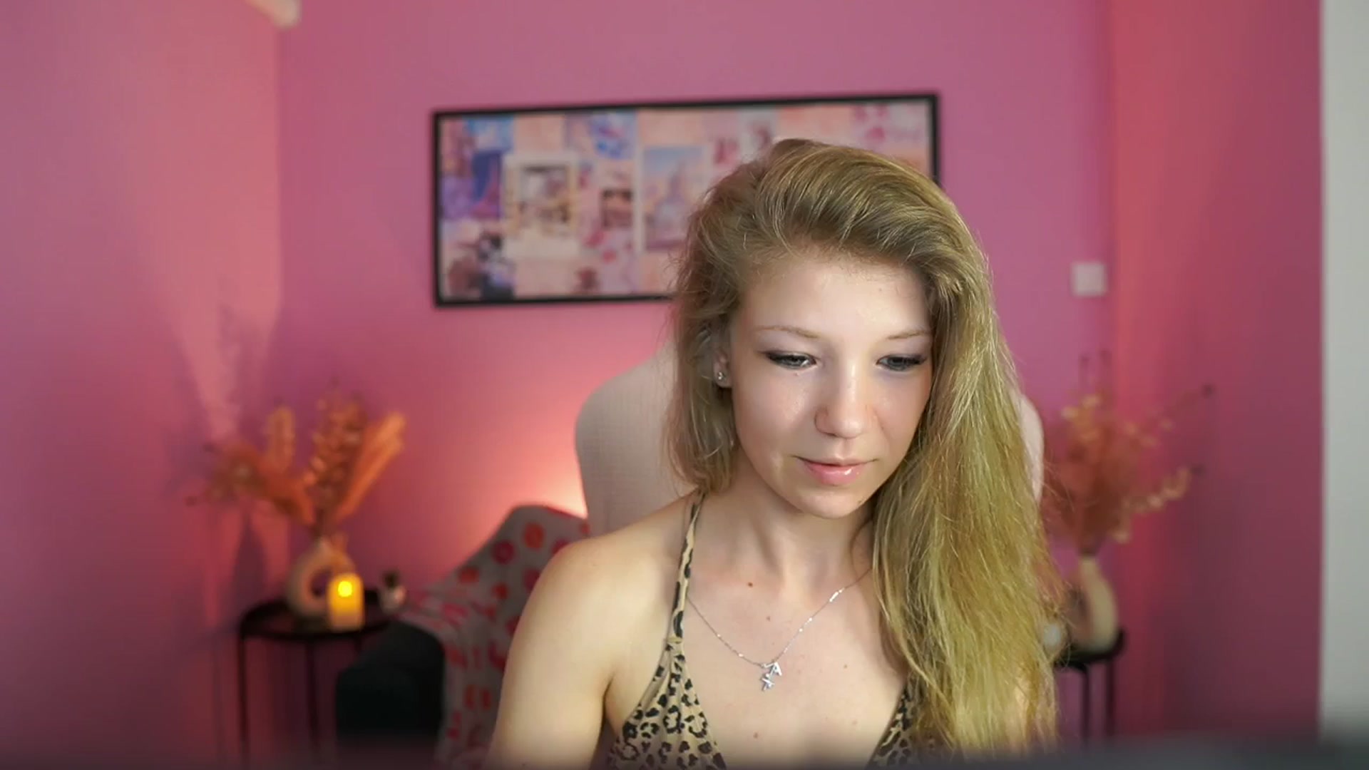 Gallery image thumbnail from Missicute's myfreecams stream on, 05/01/2025, 18:28 image 4 of 20