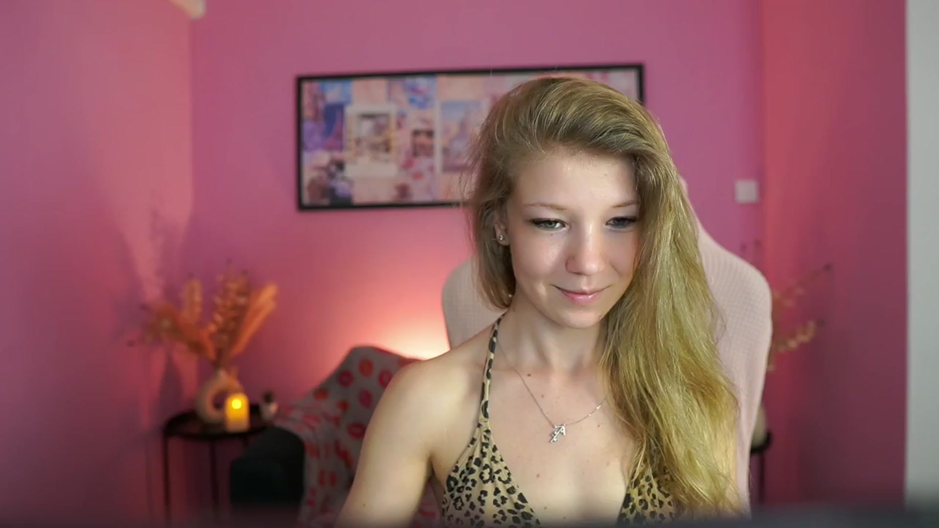 Gallery image thumbnail from Missicute's myfreecams stream on, 05/01/2025, 18:28 image 14 of 20