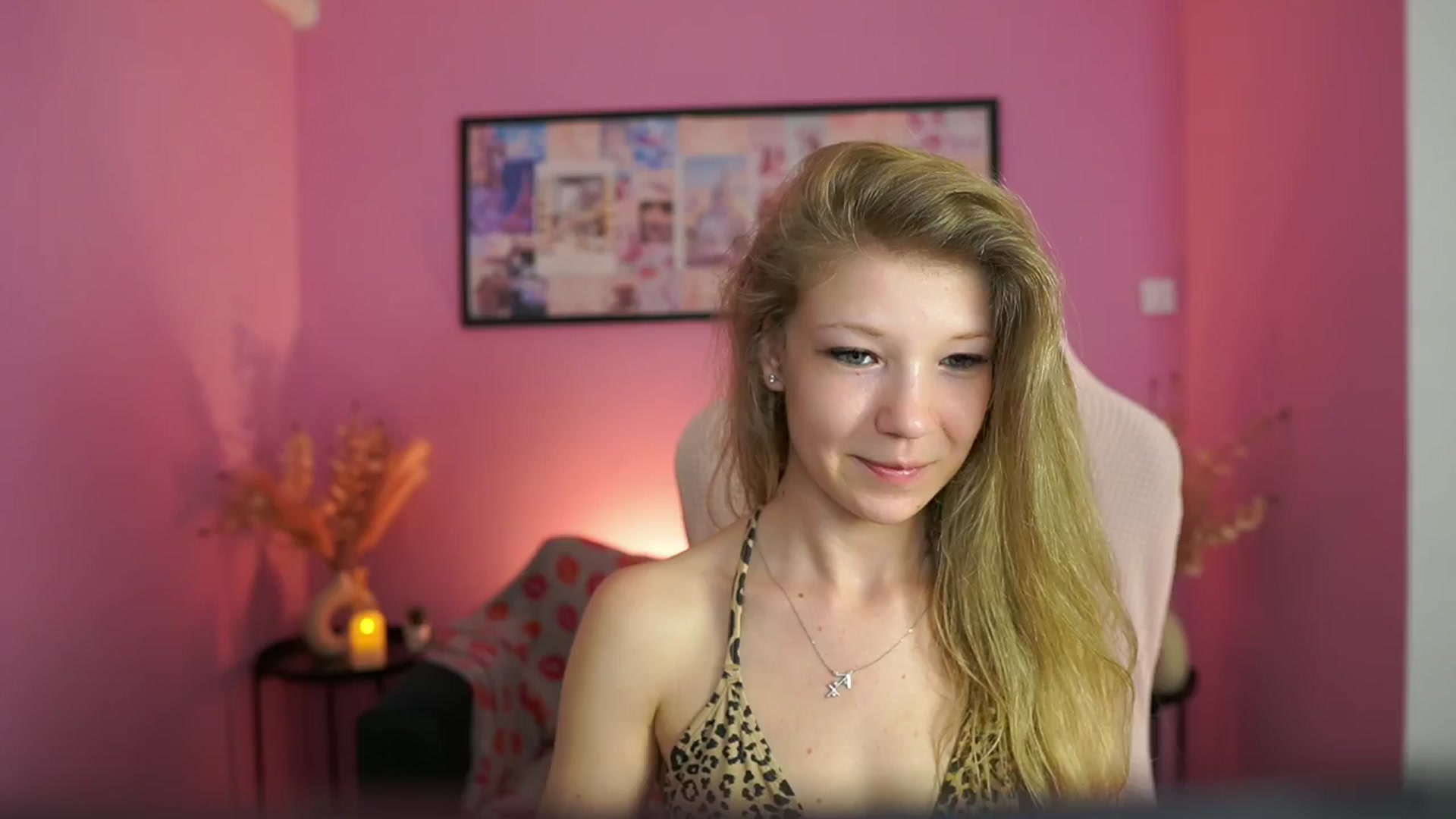 Gallery image thumbnail from Missicute's myfreecams stream on, 05/01/2025, 18:28 image 16 of 20