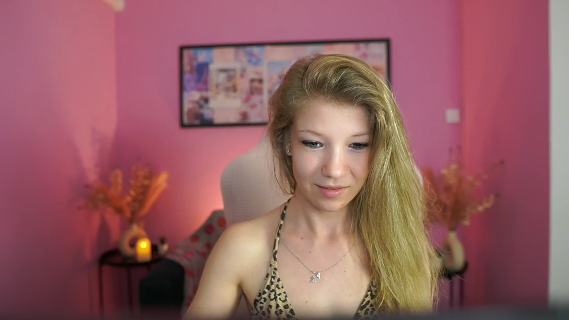Gallery image thumbnail from Missicute's myfreecams stream on, 05/01/2025, 18:28 image 6 of 20