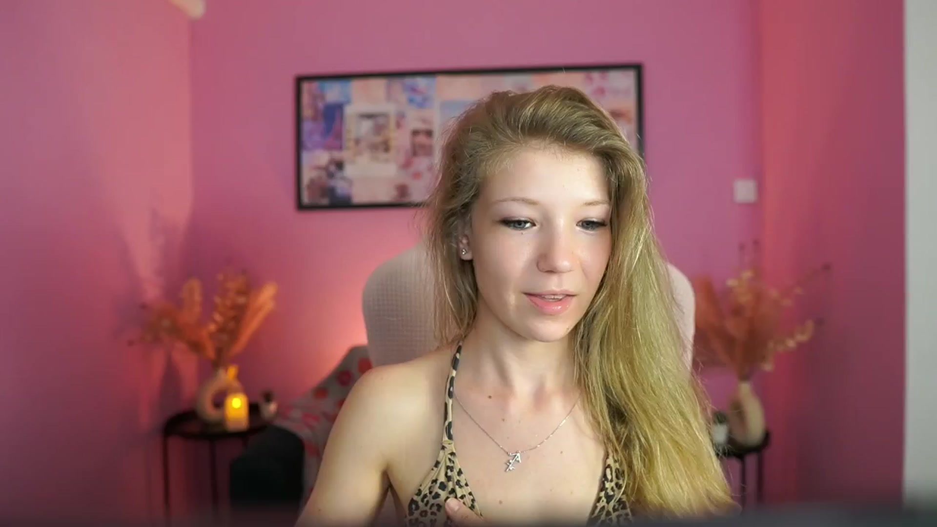 Gallery image thumbnail from Missicute's myfreecams stream on, 05/01/2025, 18:28 image 7 of 20